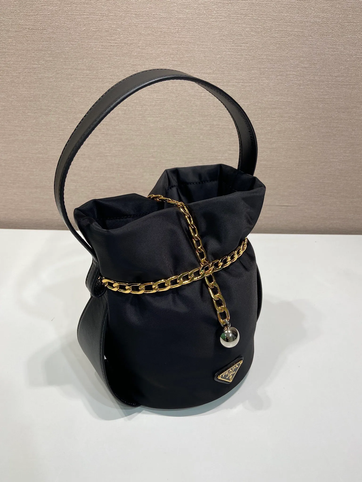 💰1020🎉New catwalk style🎉1BE088 small bucket for fortune🎉🎉 This small bucket for fortune is made of imported nylon fabric and imported calfskin, with a unique design of lined nylon, top-grade hardware, and large capacity space. When I go out, I wear Qin’s most versatile bag. The upper body effect is very fashionable and good-looking😘It’s so beautiful. It’s a small bucket for making wishes and getting rich that is recognized by internet celebrities👍👍Babies, it’s worth owning, so hurry up and get it🎉🎉