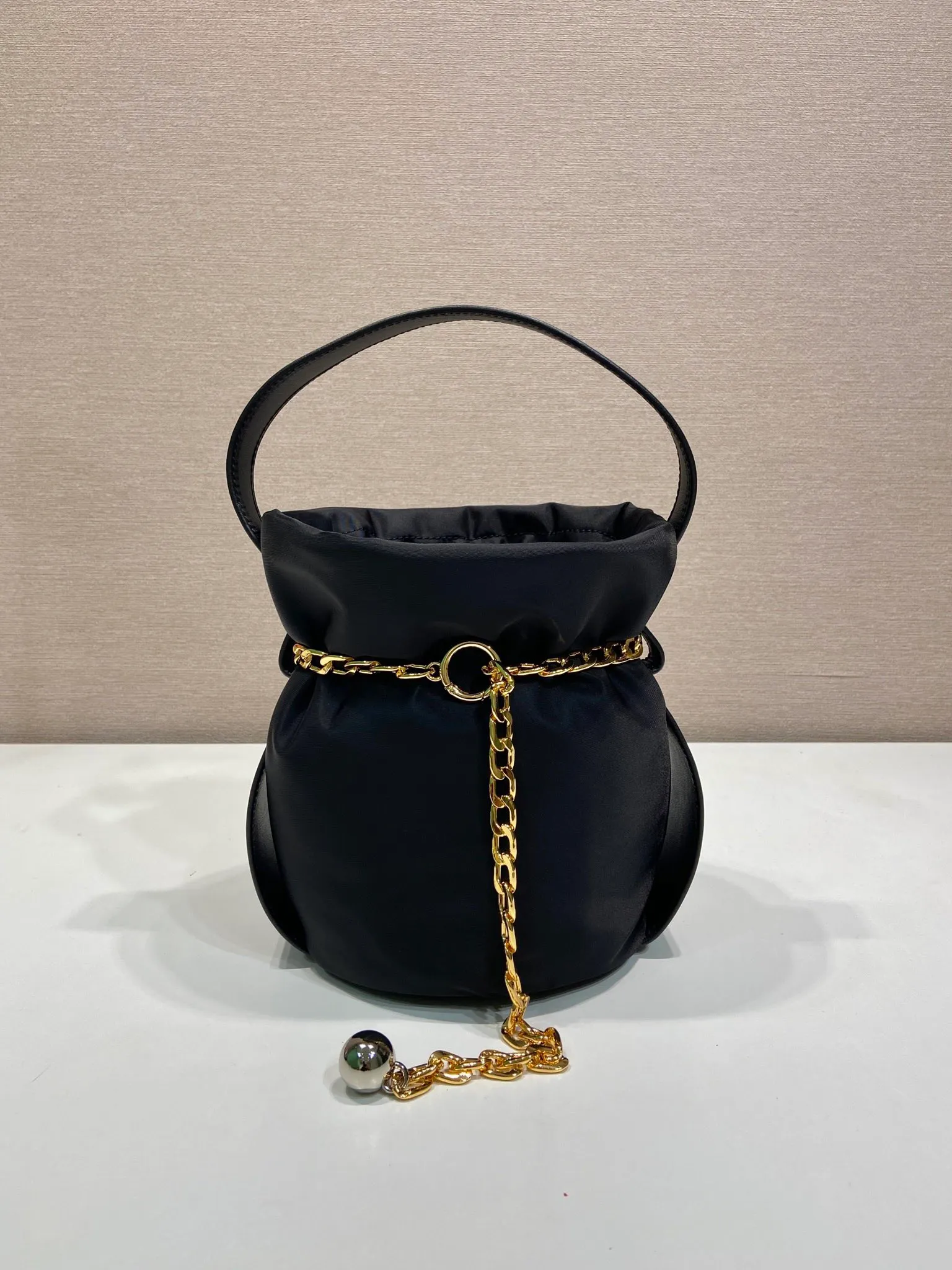 💰1020🎉New catwalk style🎉1BE088 small bucket for fortune🎉🎉 This small bucket for fortune is made of imported nylon fabric and imported calfskin, with a unique design of lined nylon, top-grade hardware, and large capacity space. When I go out, I wear Qin’s most versatile bag. The upper body effect is very fashionable and good-looking😘It’s so beautiful. It’s a small bucket for making wishes and getting rich that is recognized by internet celebrities👍👍Babies, it’s worth owning, so hurry up and get it🎉🎉
