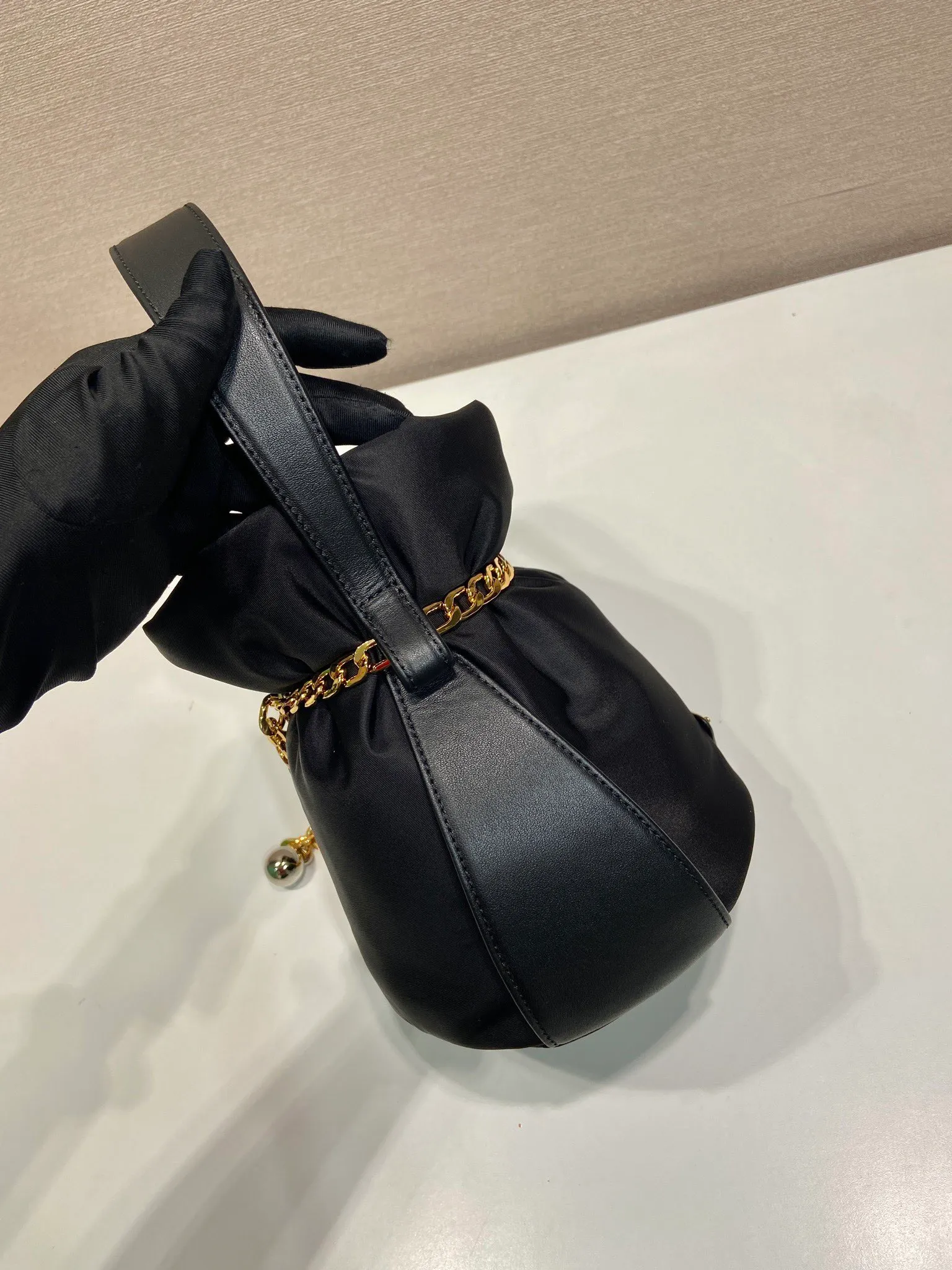 💰1020🎉New catwalk style🎉1BE088 small bucket for fortune🎉🎉 This small bucket for fortune is made of imported nylon fabric and imported calfskin, with a unique design of lined nylon, top-grade hardware, and large capacity space. When I go out, I wear Qin’s most versatile bag. The upper body effect is very fashionable and good-looking😘It’s so beautiful. It’s a small bucket for making wishes and getting rich that is recognized by internet celebrities👍👍Babies, it’s worth owning, so hurry up and get it🎉🎉