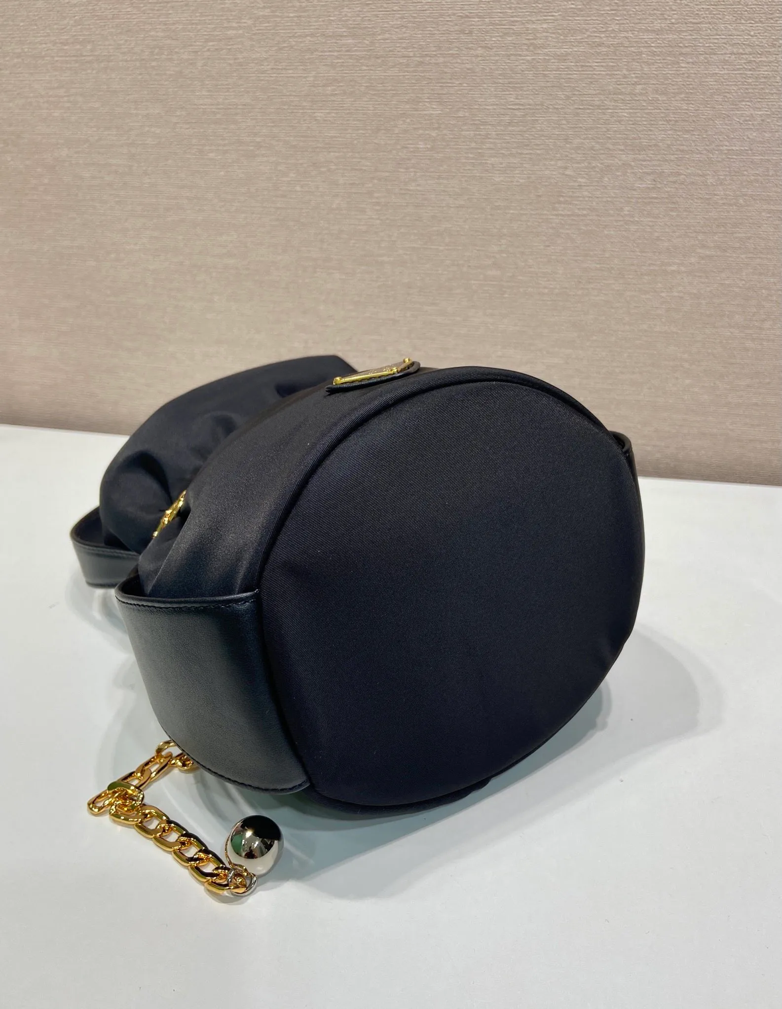 💰1020🎉New catwalk style🎉1BE088 small bucket for fortune🎉🎉 This small bucket for fortune is made of imported nylon fabric and imported calfskin, with a unique design of lined nylon, top-grade hardware, and large capacity space. When I go out, I wear Qin’s most versatile bag. The upper body effect is very fashionable and good-looking😘It’s so beautiful. It’s a small bucket for making wishes and getting rich that is recognized by internet celebrities👍👍Babies, it’s worth owning, so hurry up and get it🎉🎉