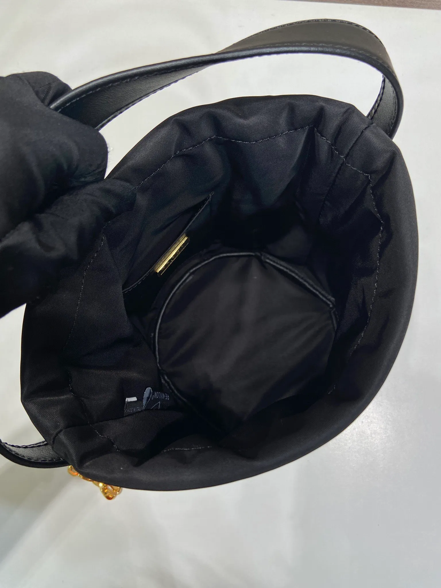 💰1020🎉New catwalk style🎉1BE088 small bucket for fortune🎉🎉 This small bucket for fortune is made of imported nylon fabric and imported calfskin, with a unique design of lined nylon, top-grade hardware, and large capacity space. When I go out, I wear Qin’s most versatile bag. The upper body effect is very fashionable and good-looking😘It’s so beautiful. It’s a small bucket for making wishes and getting rich that is recognized by internet celebrities👍👍Babies, it’s worth owning, so hurry up and get it🎉🎉