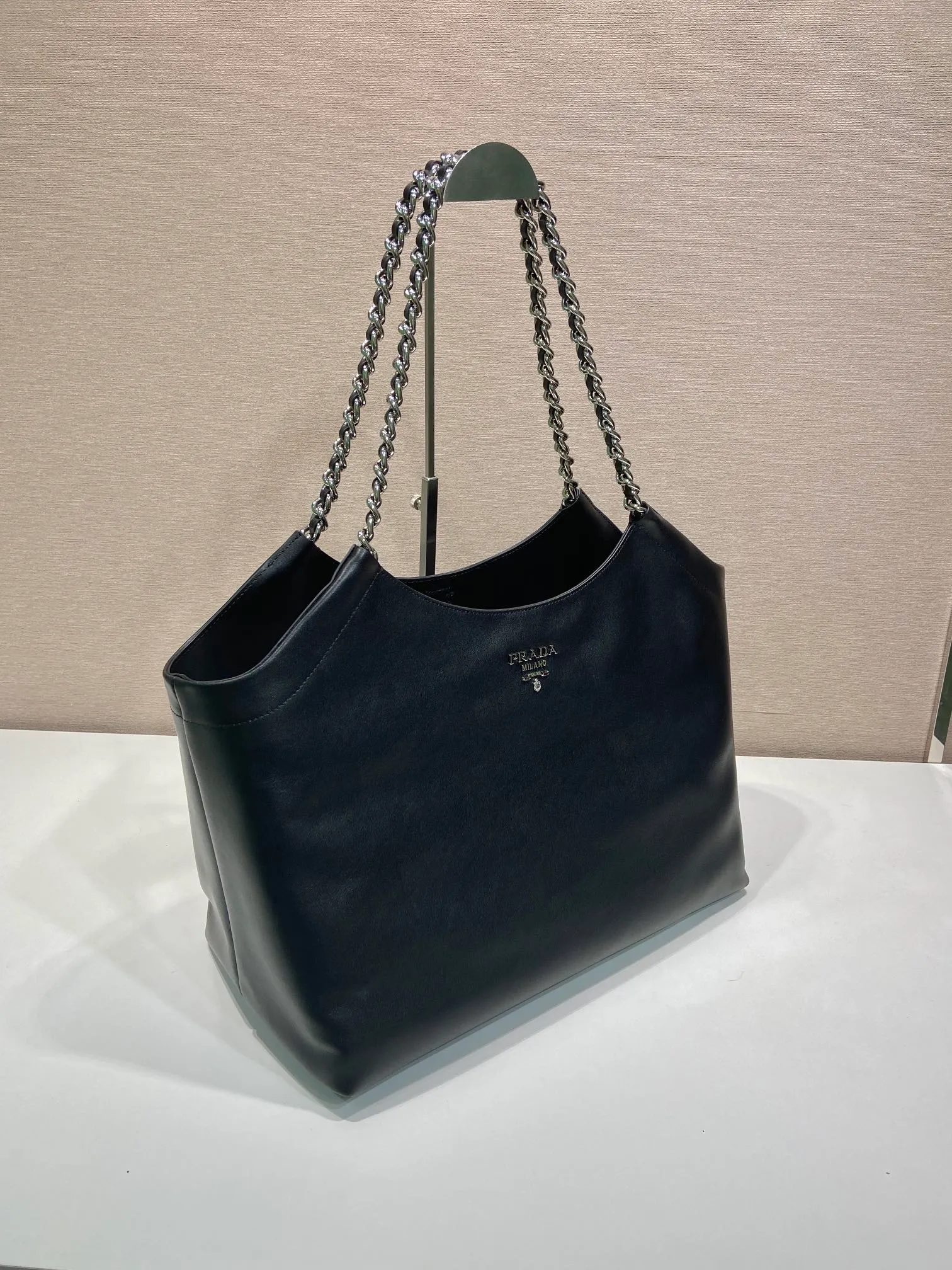 💰1900🎉Tote bag🎉1BA638🎉🎉White Hardware This one is made of imported calfskin, a super classic internet celebrity style with one shoulder, and the black and silver combination shows nobility and temperament. The leather is wear-resistant and easy to take care of, the style is simple and elegant, it is lightweight and can be packed in. A tote bag that will turn heads quickly🎉🎉Hurry up and get it🎉🎉 Length 39x Height 29x Bottom 19cm🎉🎉🎉👏👏👏
