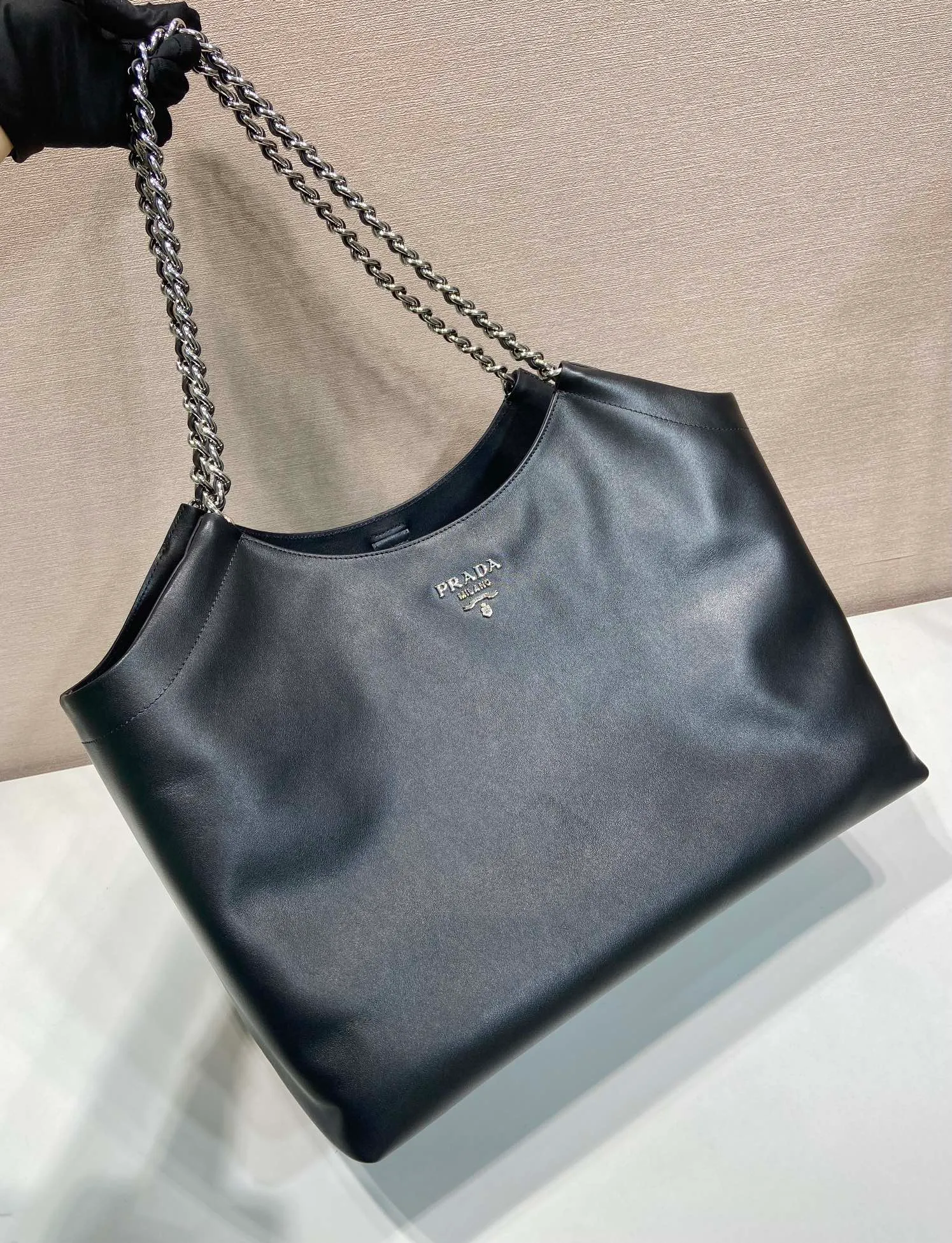 💰1900🎉Tote bag🎉1BA638🎉🎉White Hardware This one is made of imported calfskin, a super classic internet celebrity style with one shoulder, and the black and silver combination shows nobility and temperament. The leather is wear-resistant and easy to take care of, the style is simple and elegant, it is lightweight and can be packed in. A tote bag that will turn heads quickly🎉🎉Hurry up and get it🎉🎉 Length 39x Height 29x Bottom 19cm🎉🎉🎉👏👏👏