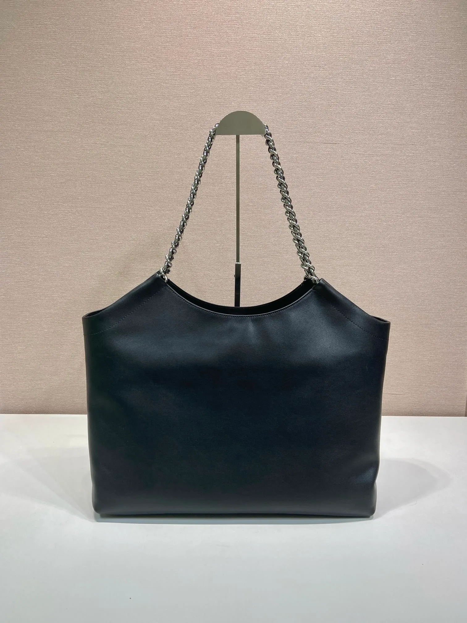 💰1900🎉Tote bag🎉1BA638🎉🎉White Hardware This one is made of imported calfskin, a super classic internet celebrity style with one shoulder, and the black and silver combination shows nobility and temperament. The leather is wear-resistant and easy to take care of, the style is simple and elegant, it is lightweight and can be packed in. A tote bag that will turn heads quickly🎉🎉Hurry up and get it🎉🎉 Length 39x Height 29x Bottom 19cm🎉🎉🎉👏👏👏