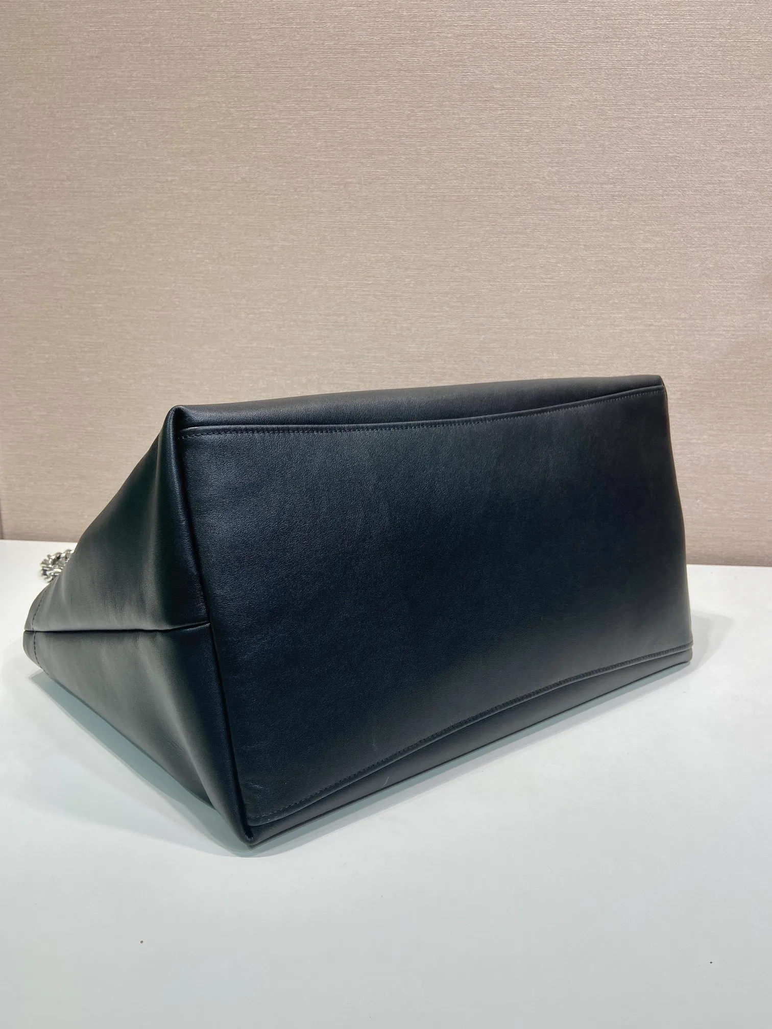 💰1900🎉Tote bag🎉1BA638🎉🎉White Hardware This one is made of imported calfskin, a super classic internet celebrity style with one shoulder, and the black and silver combination shows nobility and temperament. The leather is wear-resistant and easy to take care of, the style is simple and elegant, it is lightweight and can be packed in. A tote bag that will turn heads quickly🎉🎉Hurry up and get it🎉🎉 Length 39x Height 29x Bottom 19cm🎉🎉🎉👏👏👏