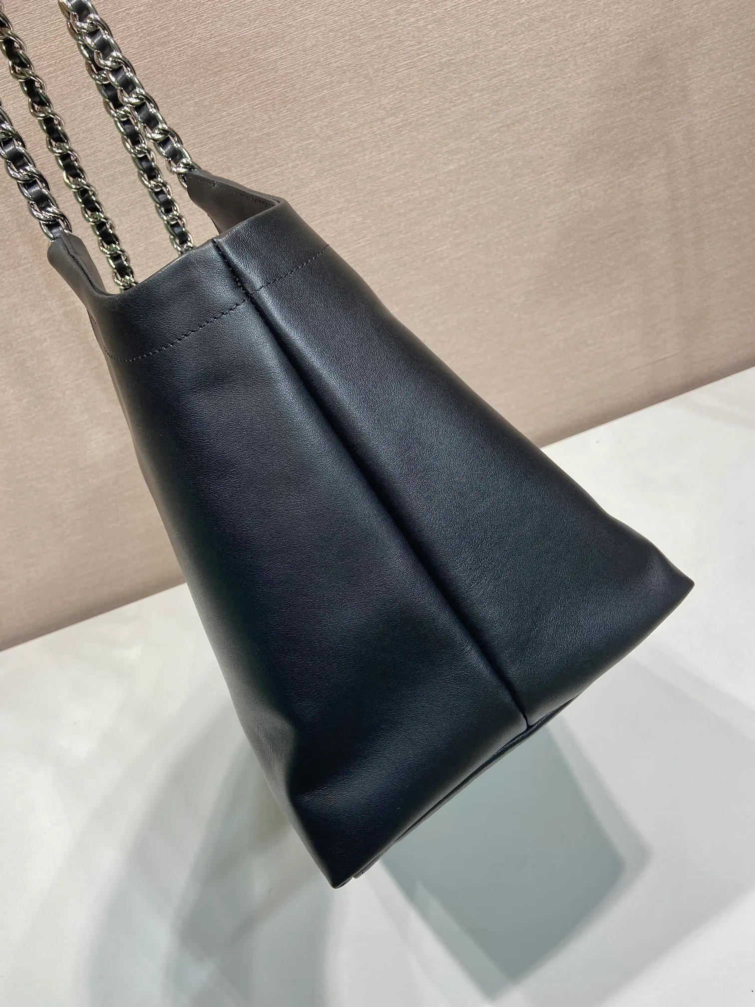 💰1900🎉Tote bag🎉1BA638🎉🎉White Hardware This one is made of imported calfskin, a super classic internet celebrity style with one shoulder, and the black and silver combination shows nobility and temperament. The leather is wear-resistant and easy to take care of, the style is simple and elegant, it is lightweight and can be packed in. A tote bag that will turn heads quickly🎉🎉Hurry up and get it🎉🎉 Length 39x Height 29x Bottom 19cm🎉🎉🎉👏👏👏