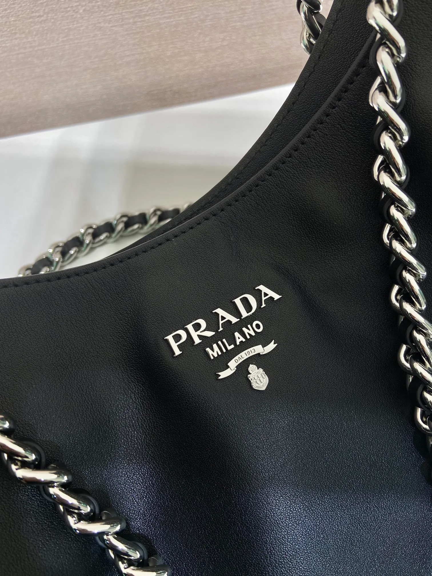 💰1900🎉Tote bag🎉1BA638🎉🎉White Hardware This one is made of imported calfskin, a super classic internet celebrity style with one shoulder, and the black and silver combination shows nobility and temperament. The leather is wear-resistant and easy to take care of, the style is simple and elegant, it is lightweight and can be packed in. A tote bag that will turn heads quickly🎉🎉Hurry up and get it🎉🎉 Length 39x Height 29x Bottom 19cm🎉🎉🎉👏👏👏