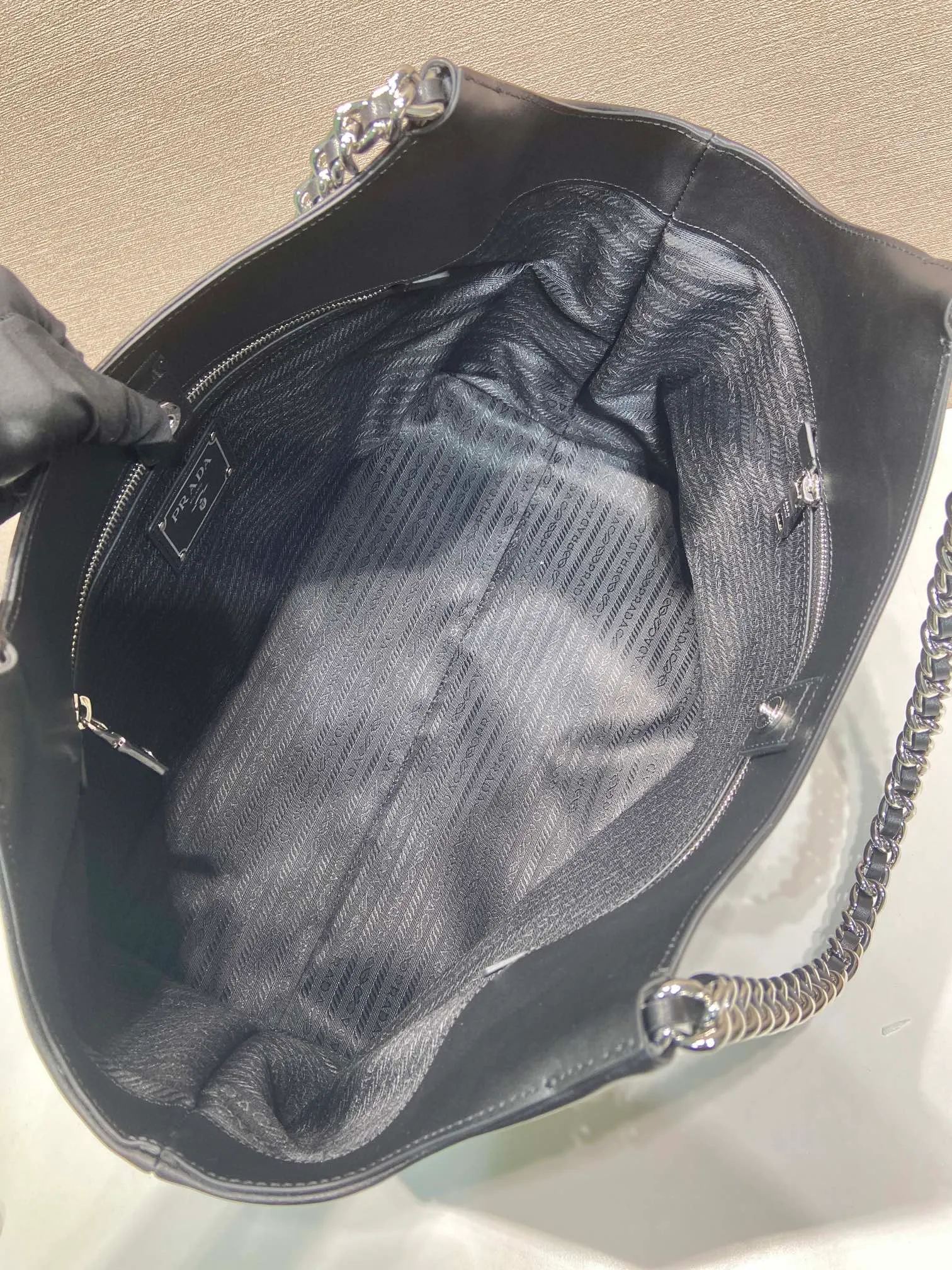 💰1900🎉Tote bag🎉1BA638🎉🎉White Hardware This one is made of imported calfskin, a super classic internet celebrity style with one shoulder, and the black and silver combination shows nobility and temperament. The leather is wear-resistant and easy to take care of, the style is simple and elegant, it is lightweight and can be packed in. A tote bag that will turn heads quickly🎉🎉Hurry up and get it🎉🎉 Length 39x Height 29x Bottom 19cm🎉🎉🎉👏👏👏