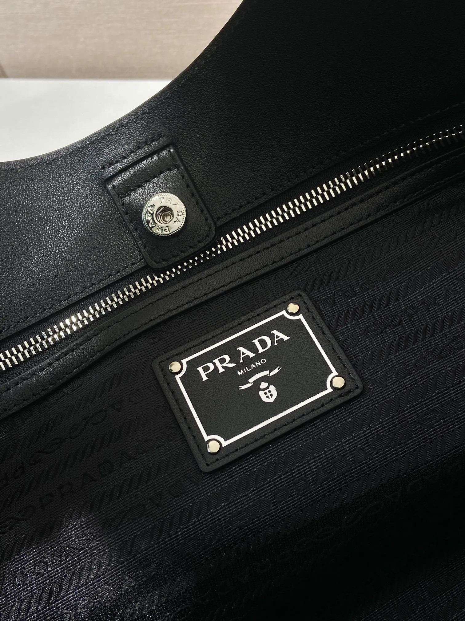💰1900🎉Tote bag🎉1BA638🎉🎉White Hardware This one is made of imported calfskin, a super classic internet celebrity style with one shoulder, and the black and silver combination shows nobility and temperament. The leather is wear-resistant and easy to take care of, the style is simple and elegant, it is lightweight and can be packed in. A tote bag that will turn heads quickly🎉🎉Hurry up and get it🎉🎉 Length 39x Height 29x Bottom 19cm🎉🎉🎉👏👏👏