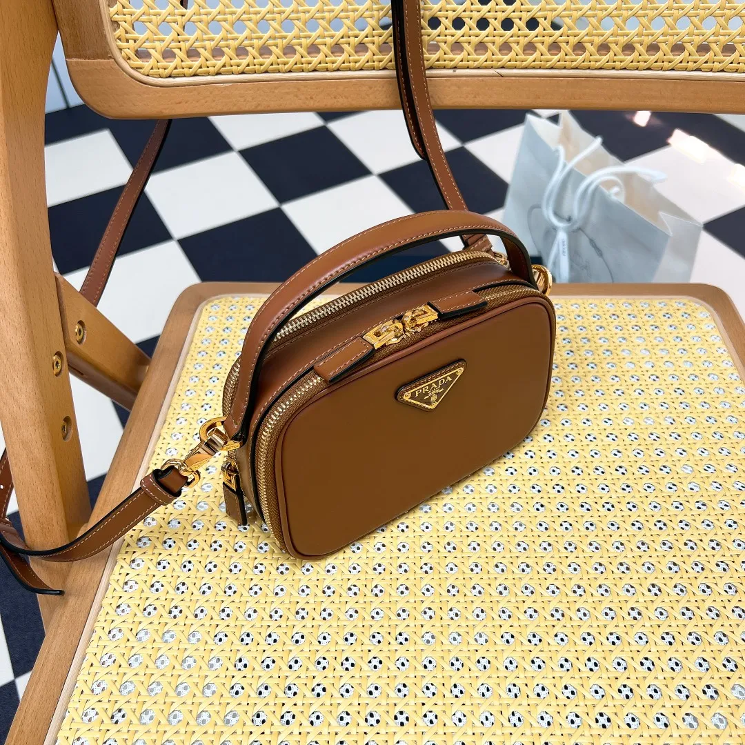 💰1500✨New product launch✨The new Odette series shoulder bag 1BH203 is made of exquisite calfskin and decorated with the iconic triangle logo. It adopts a multi-functional structured design. It has a hand carry handle and can be carried by hand. The shoulder strap is adjustable and can be worn on one shoulder. The overall style of the bag is simple and the lines are elegant. Fashion and retro style are combined. The inner compartment capacity is also great. It is a new fashion trend maker that combines retro fashion and practicality😘 Size 18.5*13*6 caramel color