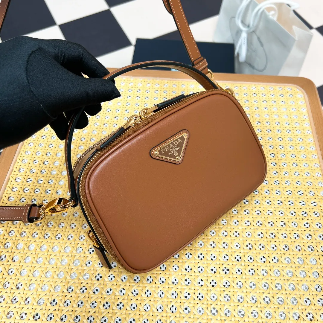 💰1500✨New product launch✨The new Odette series shoulder bag 1BH203 is made of exquisite calfskin and decorated with the iconic triangle logo. It adopts a multi-functional structured design. It has a hand carry handle and can be carried by hand. The shoulder strap is adjustable and can be worn on one shoulder. The overall style of the bag is simple and the lines are elegant. Fashion and retro style are combined. The inner compartment capacity is also great. It is a new fashion trend maker that combines retro fashion and practicality😘 Size 18.5*13*6 caramel color