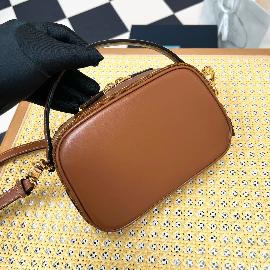 💰1500✨New product launch✨The new Odette series shoulder bag 1BH203 is made of exquisite calfskin and decorated with the iconic triangle logo. It adopts a multi-functional structured design. It has a hand carry handle and can be carried by hand. The shoulder strap is adjustable and can be worn on one shoulder. The overall style of the bag is simple and the lines are elegant. Fashion and retro style are combined. The inner compartment capacity is also great. It is a new fashion trend maker that combines retro fashion and practicality😘 Size 18.5*13*6 caramel color