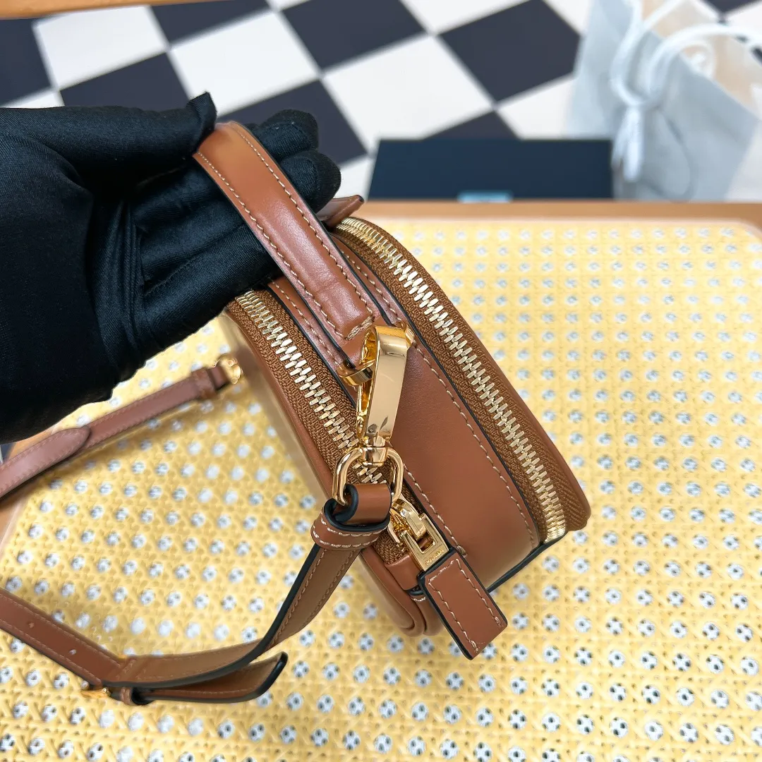💰1500✨New product launch✨The new Odette series shoulder bag 1BH203 is made of exquisite calfskin and decorated with the iconic triangle logo. It adopts a multi-functional structured design. It has a hand carry handle and can be carried by hand. The shoulder strap is adjustable and can be worn on one shoulder. The overall style of the bag is simple and the lines are elegant. Fashion and retro style are combined. The inner compartment capacity is also great. It is a new fashion trend maker that combines retro fashion and practicality😘 Size 18.5*13*6 caramel color