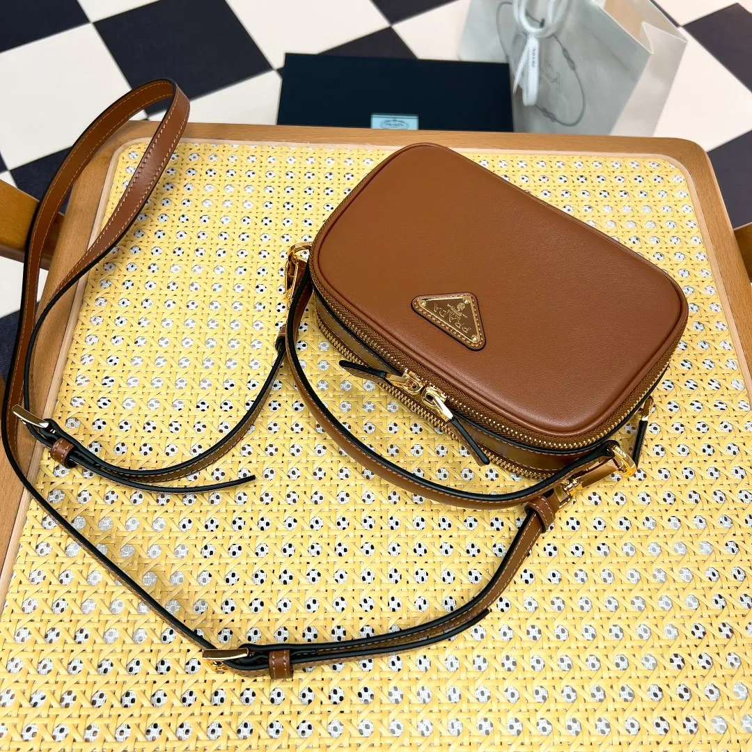 💰1500✨New product launch✨The new Odette series shoulder bag 1BH203 is made of exquisite calfskin and decorated with the iconic triangle logo. It adopts a multi-functional structured design. It has a hand carry handle and can be carried by hand. The shoulder strap is adjustable and can be worn on one shoulder. The overall style of the bag is simple and the lines are elegant. Fashion and retro style are combined. The inner compartment capacity is also great. It is a new fashion trend maker that combines retro fashion and practicality😘 Size 18.5*13*6 caramel color