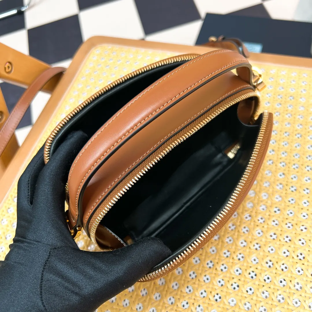 💰1500✨New product launch✨The new Odette series shoulder bag 1BH203 is made of exquisite calfskin and decorated with the iconic triangle logo. It adopts a multi-functional structured design. It has a hand carry handle and can be carried by hand. The shoulder strap is adjustable and can be worn on one shoulder. The overall style of the bag is simple and the lines are elegant. Fashion and retro style are combined. The inner compartment capacity is also great. It is a new fashion trend maker that combines retro fashion and practicality😘 Size 18.5*13*6 caramel color