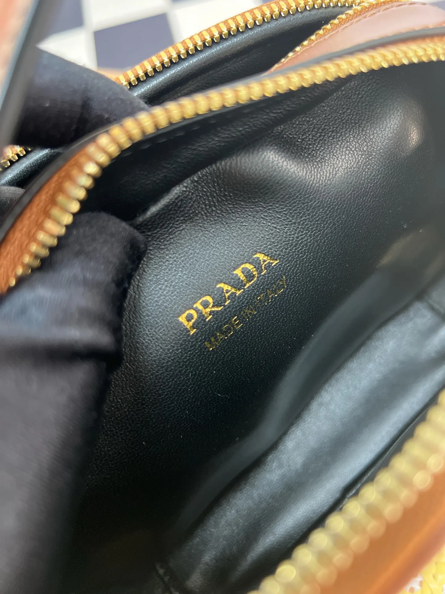 💰1500✨New product launch✨The new Odette series shoulder bag 1BH203 is made of exquisite calfskin and decorated with the iconic triangle logo. It adopts a multi-functional structured design. It has a hand carry handle and can be carried by hand. The shoulder strap is adjustable and can be worn on one shoulder. The overall style of the bag is simple and the lines are elegant. Fashion and retro style are combined. The inner compartment capacity is also great. It is a new fashion trend maker that combines retro fashion and practicality😘 Size 18.5*13*6 caramel color