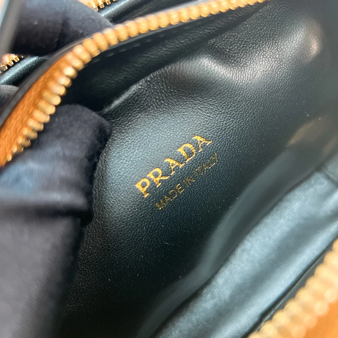 💰1500✨New product launch✨The new Odette series shoulder bag 1BH203 is made of exquisite calfskin and decorated with the iconic triangle logo. It adopts a multi-functional structured design. It has a hand carry handle and can be carried by hand. The shoulder strap is adjustable and can be worn on one shoulder. The overall style of the bag is simple and the lines are elegant. Fashion and retro style are combined. The inner compartment capacity is also great. It is a new fashion trend maker that combines retro fashion and practicality😘 Size 18.5*13*6 caramel color