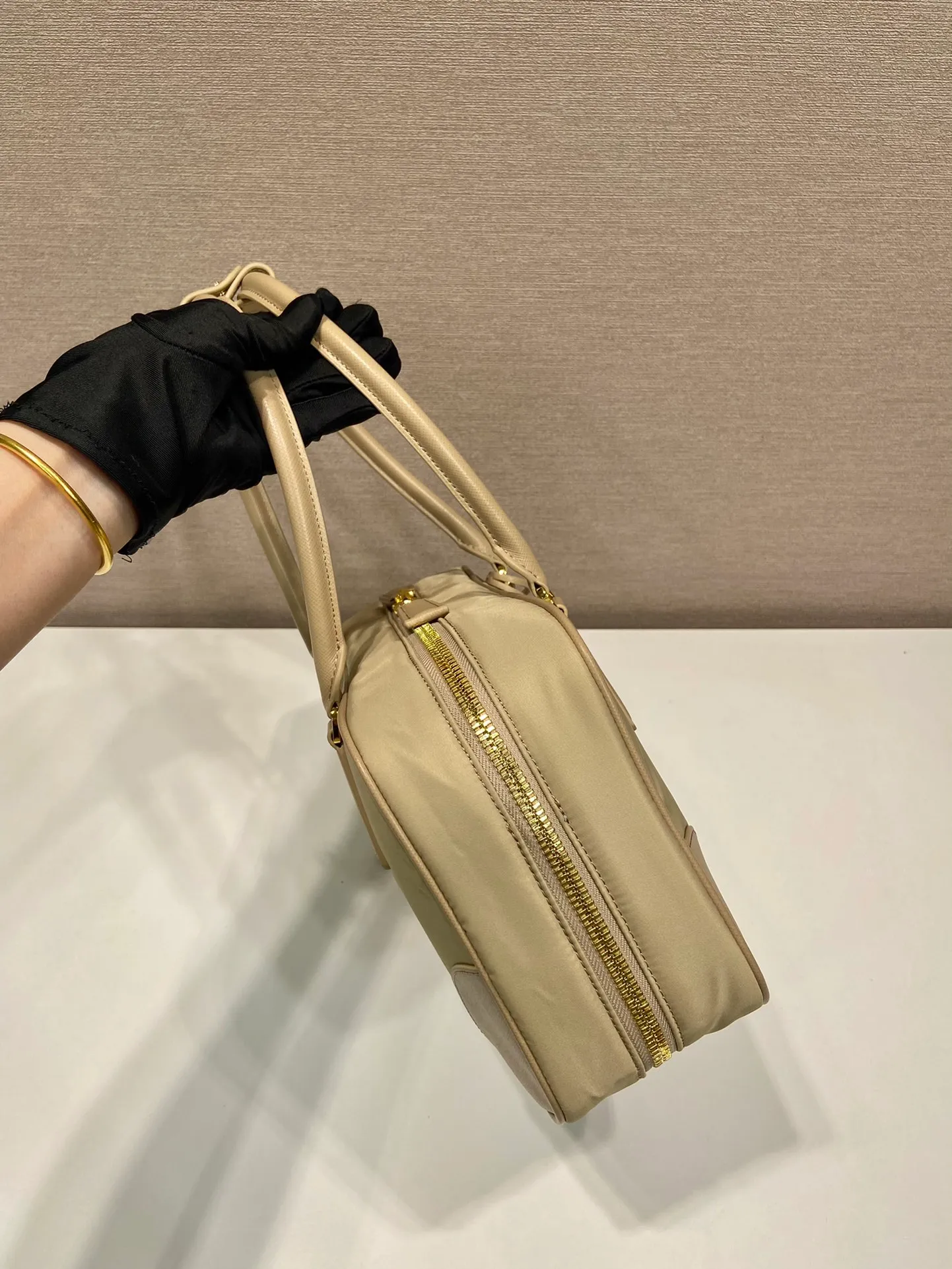 💰1460🎉New second-hand bag🎉1BB115 new color🎉🎉 This double handle handbag is made of regenerated nylon, incorporating unique style elements and exquisite Saffiano leather details, completely subverting people's traditional perception of luxury goods. Practical design embellishments and exquisite details add a unique charm. Large capacity, practical and elegant👏Another popular style that will never go out of style🎉🎉 Length 30x Height 17.5x Base 9cm👏👏👏🎉🎉🎉