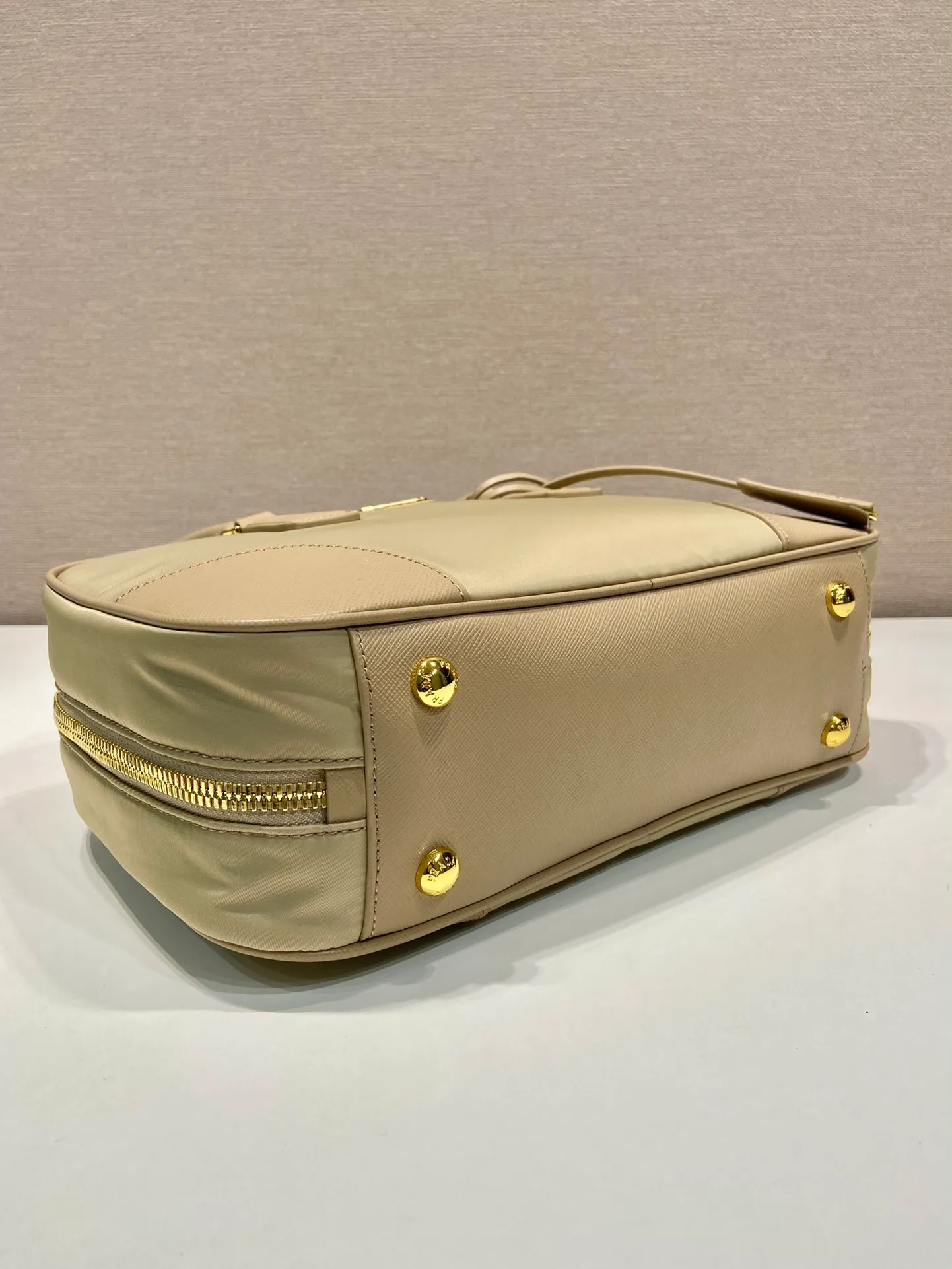 💰1460🎉New second-hand bag🎉1BB115 new color🎉🎉 This double handle handbag is made of regenerated nylon, incorporating unique style elements and exquisite Saffiano leather details, completely subverting people's traditional perception of luxury goods. Practical design embellishments and exquisite details add a unique charm. Large capacity, practical and elegant👏Another popular style that will never go out of style🎉🎉 Length 30x Height 17.5x Base 9cm👏👏👏🎉🎉🎉