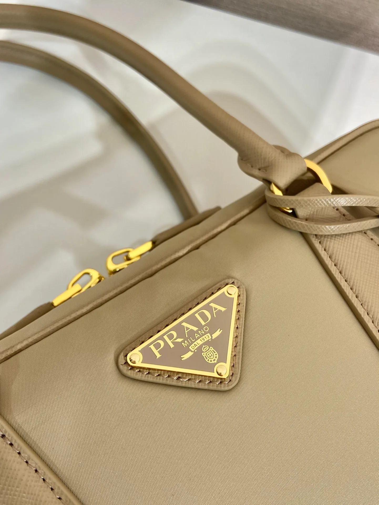 💰1460🎉New second-hand bag🎉1BB115 new color🎉🎉 This double handle handbag is made of regenerated nylon, incorporating unique style elements and exquisite Saffiano leather details, completely subverting people's traditional perception of luxury goods. Practical design embellishments and exquisite details add a unique charm. Large capacity, practical and elegant👏Another popular style that will never go out of style🎉🎉 Length 30x Height 17.5x Base 9cm👏👏👏🎉🎉🎉
