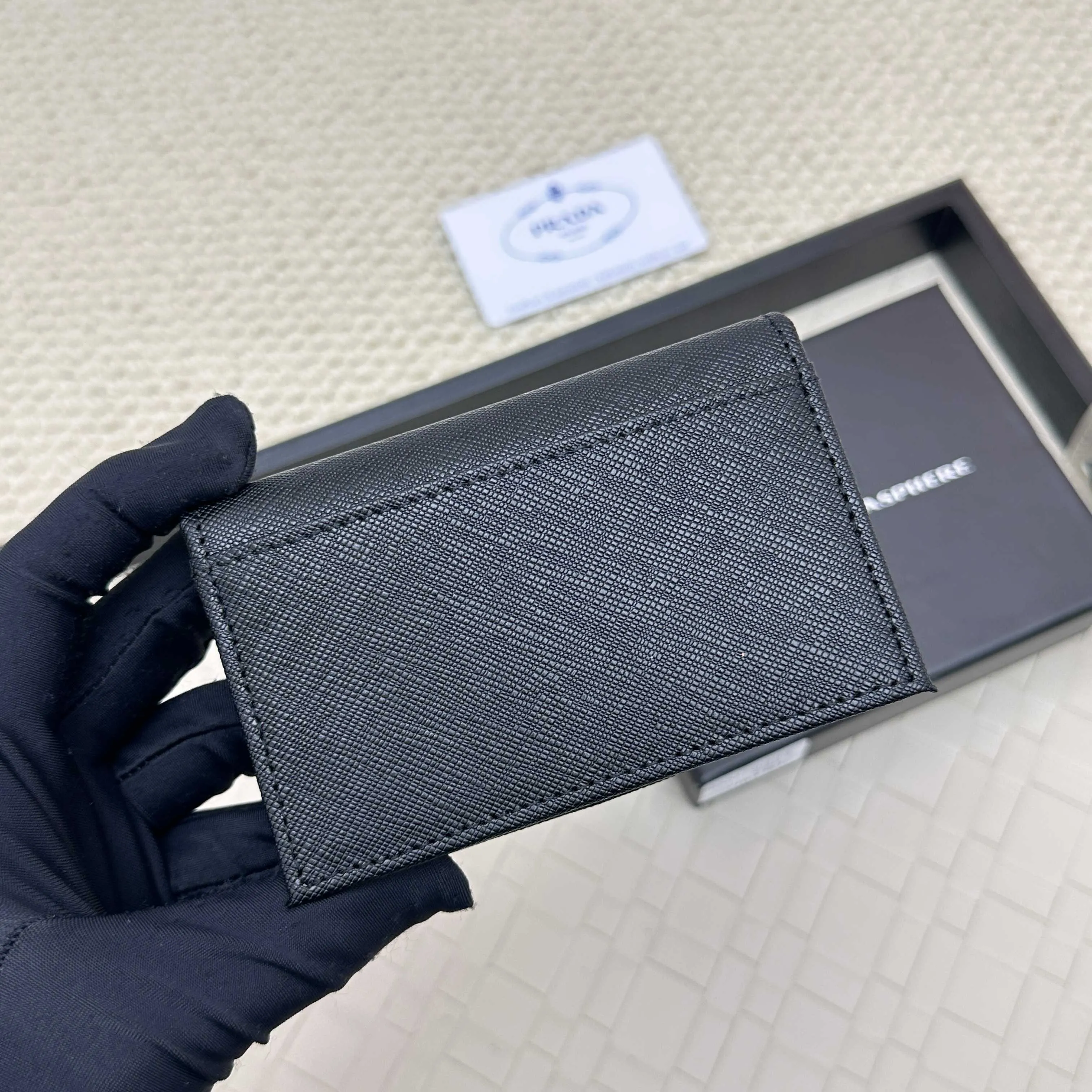 💰120 PRADA’s popular men’s card holder💼The latest style at the counter, synchronized with the official website, genuine development, model 2MC122#. Color/picture, real shot 💋 Italian top-quality original single cross-grain cowhide with excellent texture, threaded lining and imported white steel hardware accessories! Exquisite wiring, even and neat lines, smooth oil edges, size: 11cm long, 6.5cm high