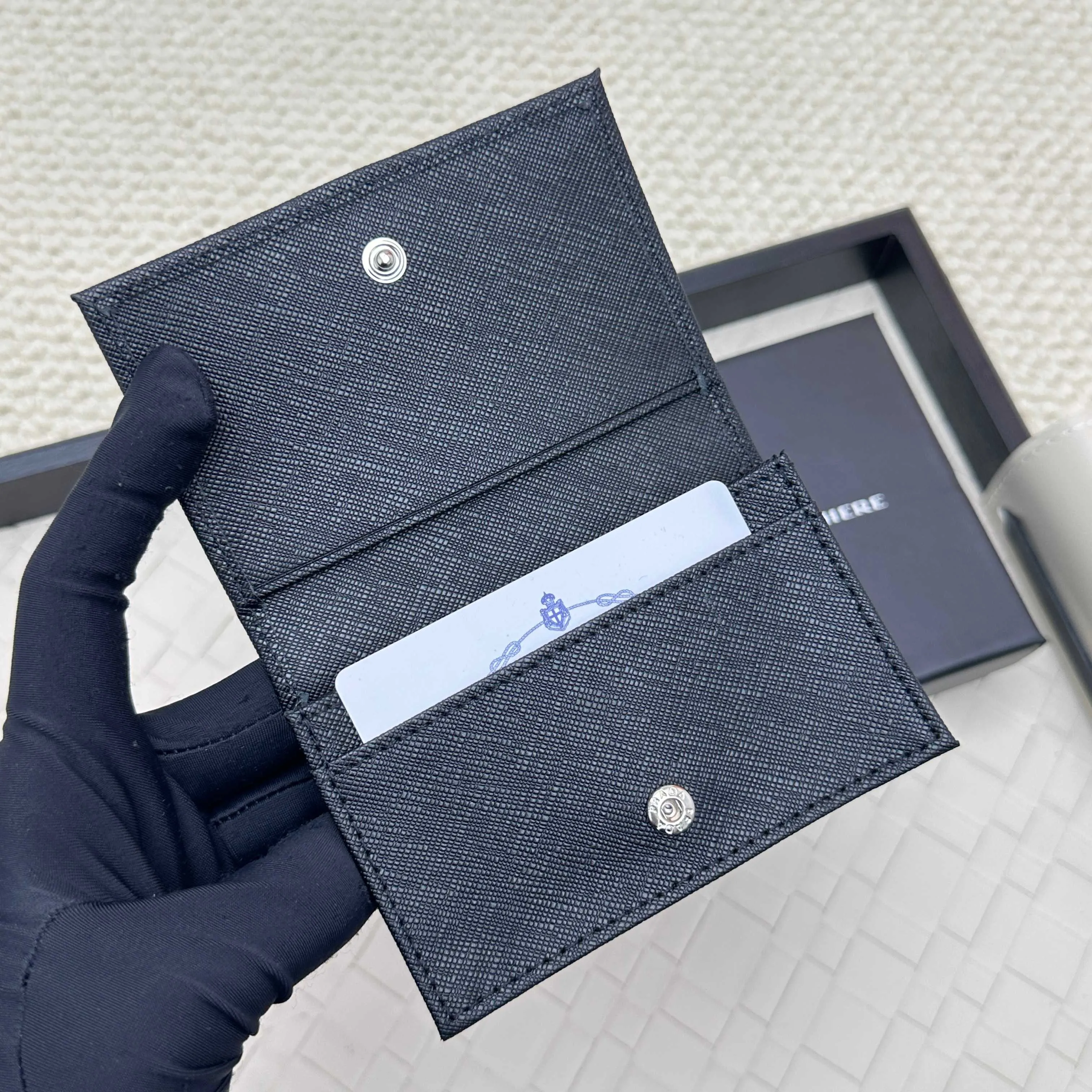 💰120 PRADA’s popular men’s card holder💼The latest style at the counter, synchronized with the official website, genuine development, model 2MC122#. Color/picture, real shot 💋 Italian top-quality original single cross-grain cowhide with excellent texture, threaded lining and imported white steel hardware accessories! Exquisite wiring, even and neat lines, smooth oil edges, size: 11cm long, 6.5cm high