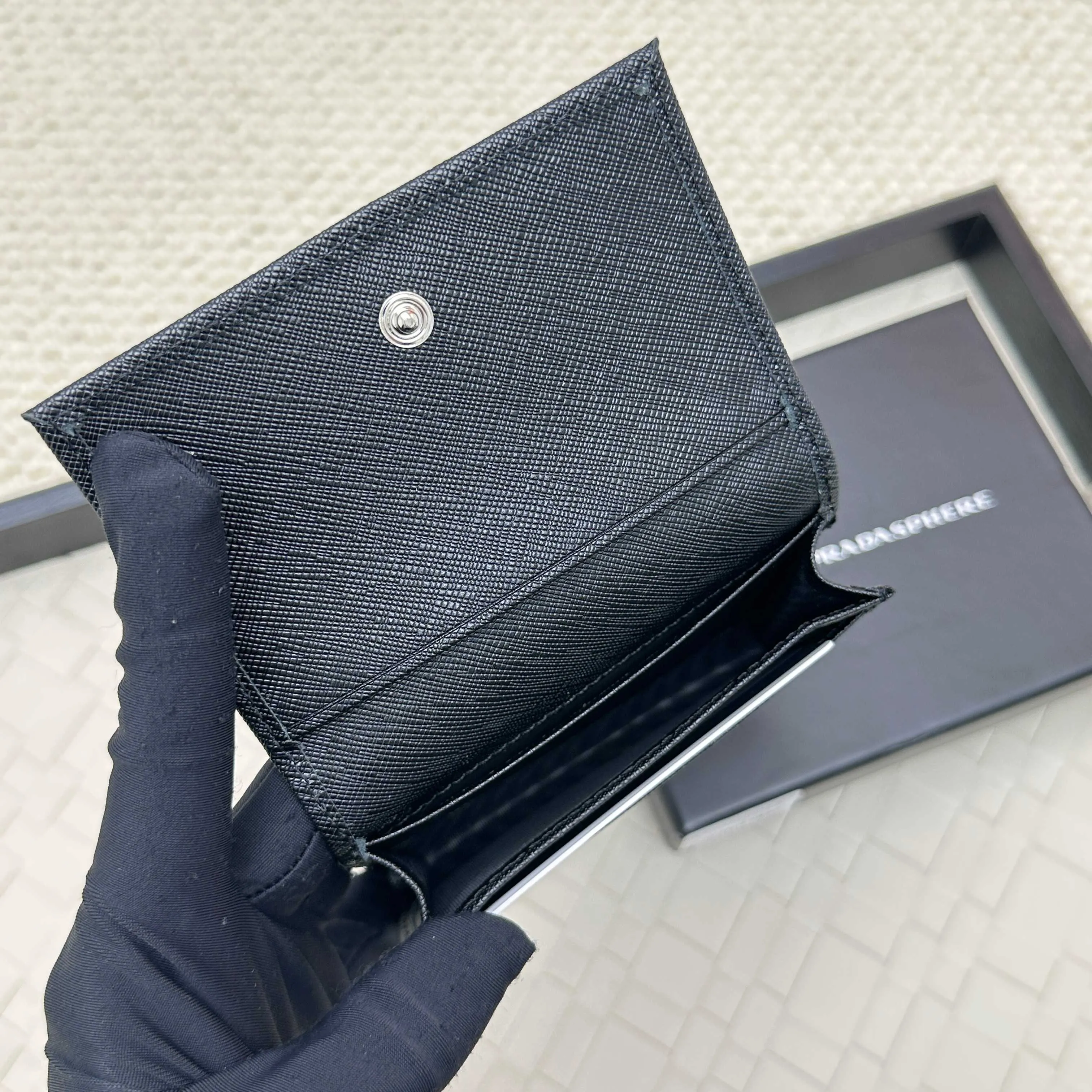 💰120 PRADA’s popular men’s card holder💼The latest style at the counter, synchronized with the official website, genuine development, model 2MC122#. Color/picture, real shot 💋 Italian top-quality original single cross-grain cowhide with excellent texture, threaded lining and imported white steel hardware accessories! Exquisite wiring, even and neat lines, smooth oil edges, size: 11cm long, 6.5cm high