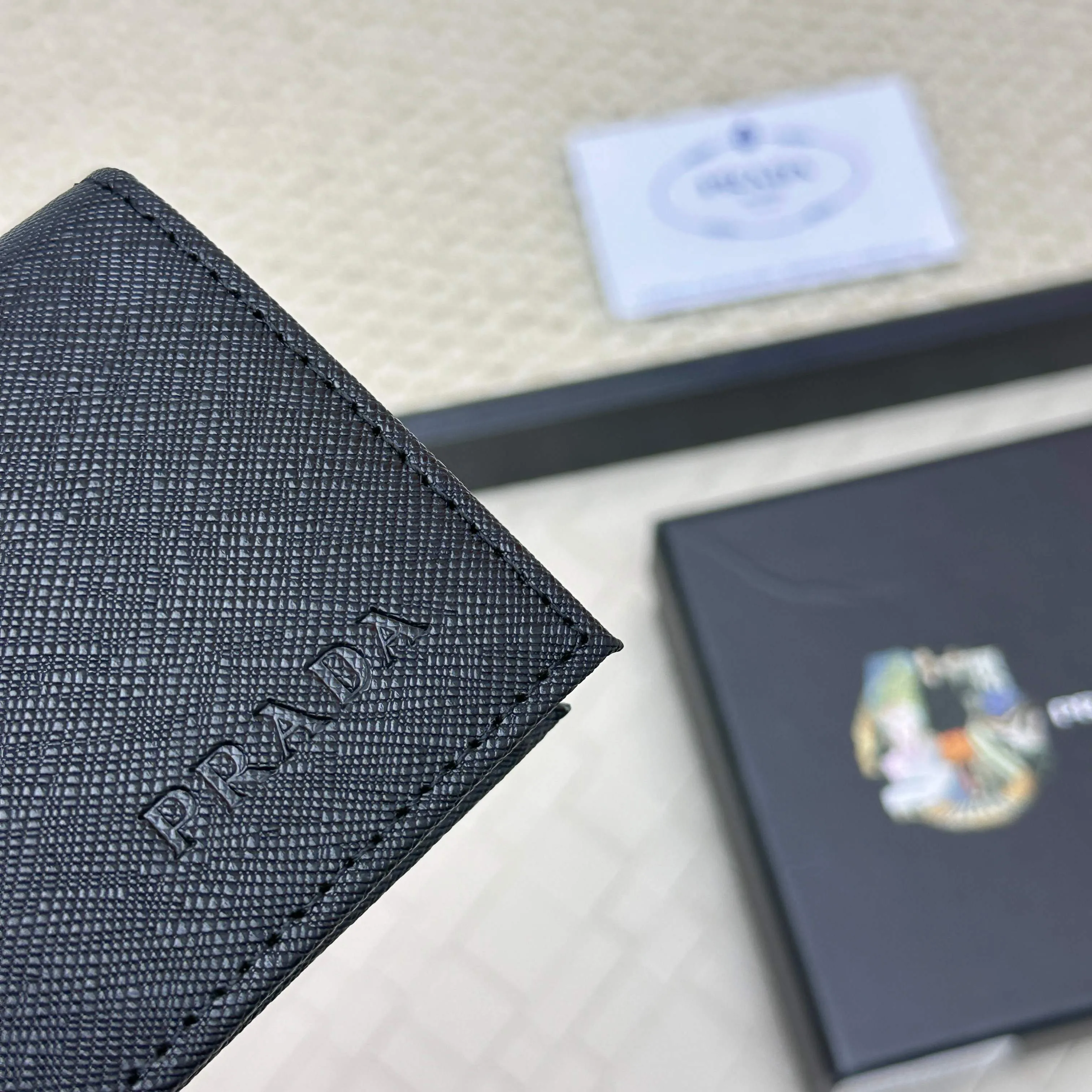 💰120 PRADA’s popular men’s card holder💼The latest style at the counter, synchronized with the official website, genuine development, model 2MC122#. Color/picture, real shot 💋 Italian top-quality original single cross-grain cowhide with excellent texture, threaded lining and imported white steel hardware accessories! Exquisite wiring, even and neat lines, smooth oil edges, size: 11cm long, 6.5cm high