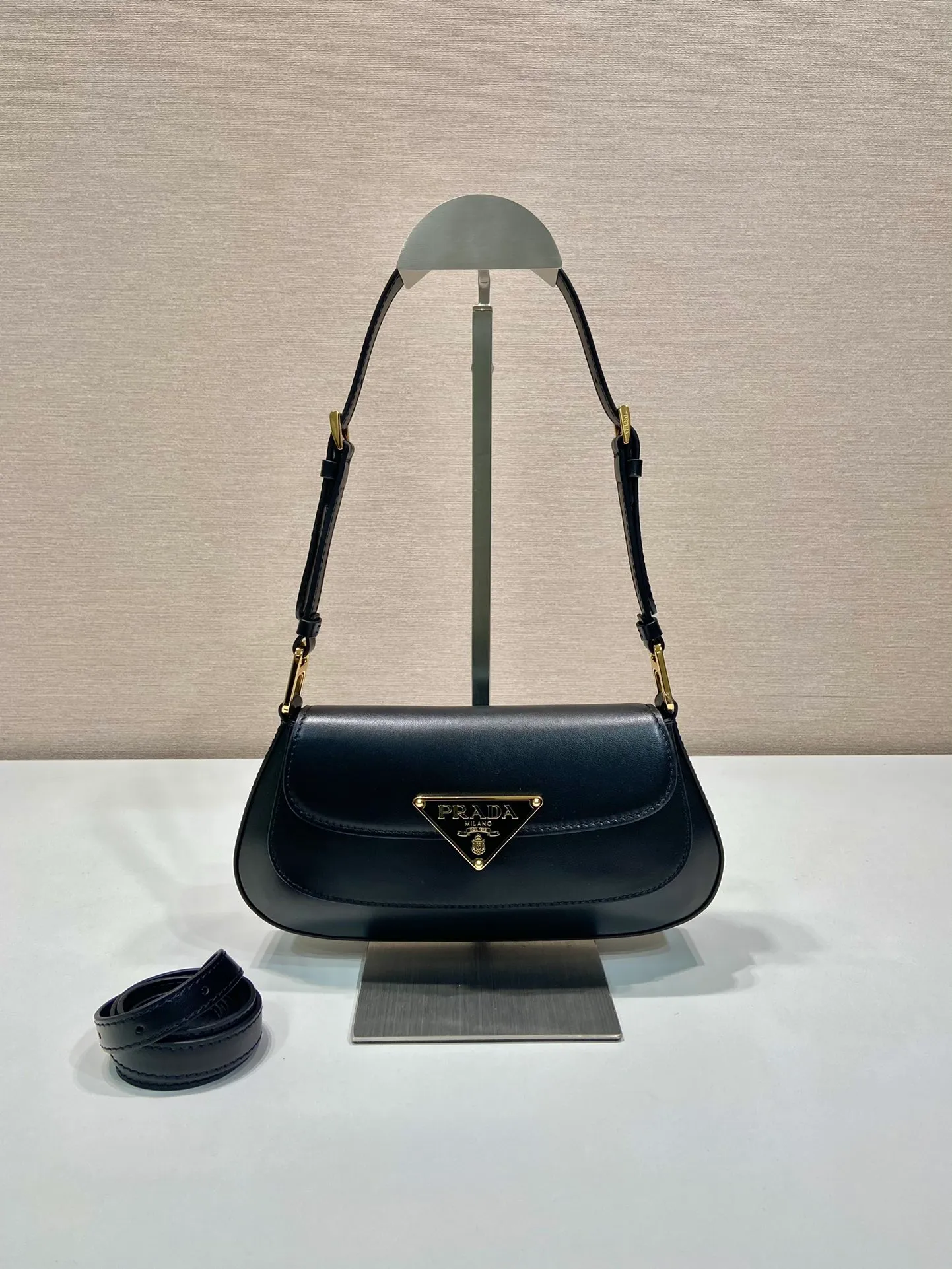 💰1500🎉Plain armpit bag🎉1BD345 plain🎉🎉 The smooth arc design gives this shoulder bag a sophisticated and modern charm. Versatile style, equipped with 2 long and short shoulder straps/adjustable, suitable for use as a handbag or shoulder bag/crossbody. Modern plain calfskin leather is the icing on the cake. Presented in a clamshell silhouette, it combines sophistication with functionality. Another hit that will never go out of style, babies. Hurry up and get it🎉🎉 Length 24x height 11x bottom 4cm🎉🎉🎉👏👏👏