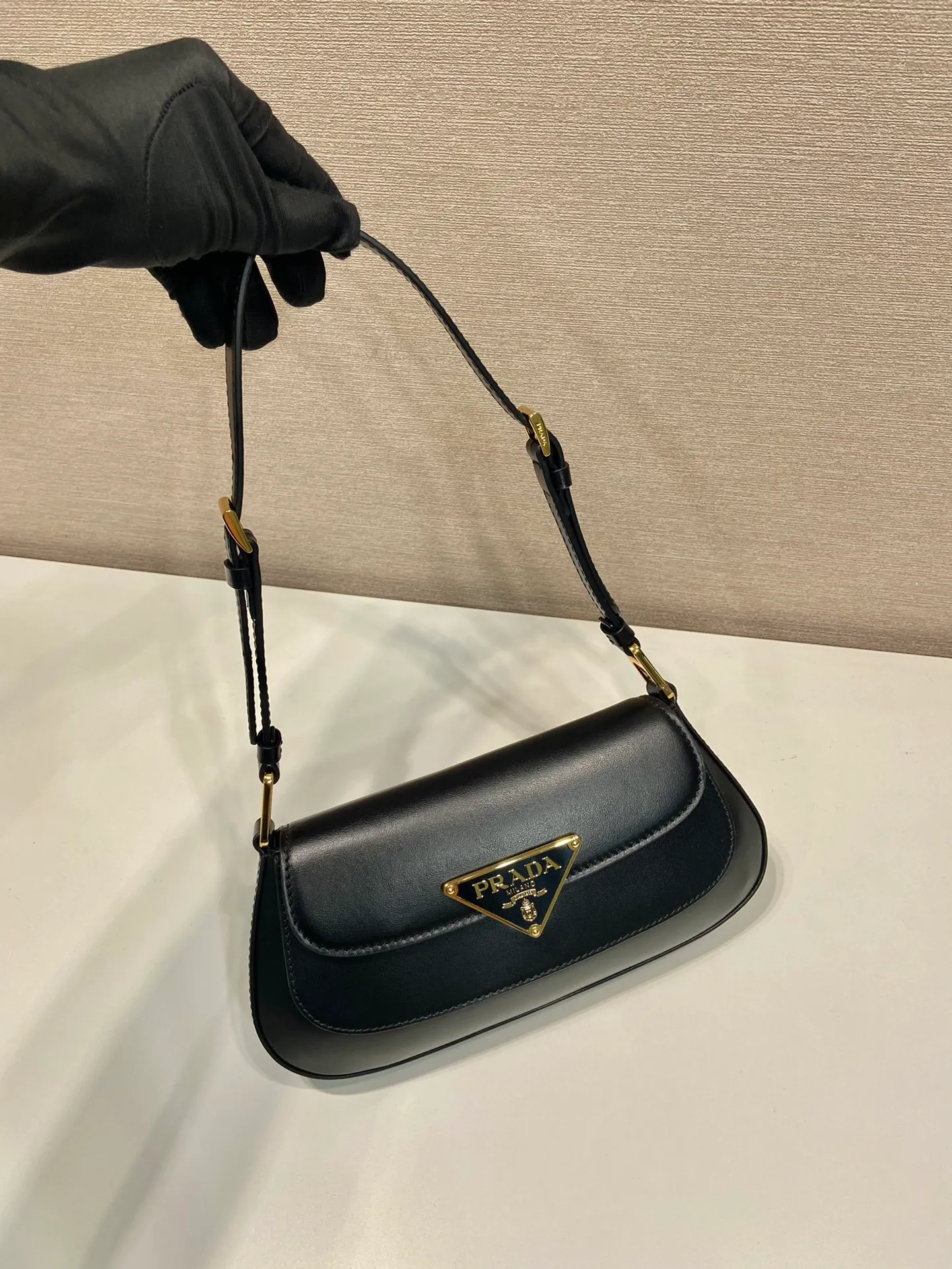💰1500🎉Plain armpit bag🎉1BD345 plain🎉🎉 The smooth arc design gives this shoulder bag a sophisticated and modern charm. Versatile style, equipped with 2 long and short shoulder straps/adjustable, suitable for use as a handbag or shoulder bag/crossbody. Modern plain calfskin leather is the icing on the cake. Presented in a clamshell silhouette, it combines sophistication with functionality. Another hit that will never go out of style, babies. Hurry up and get it🎉🎉 Length 24x height 11x bottom 4cm🎉🎉🎉👏👏👏