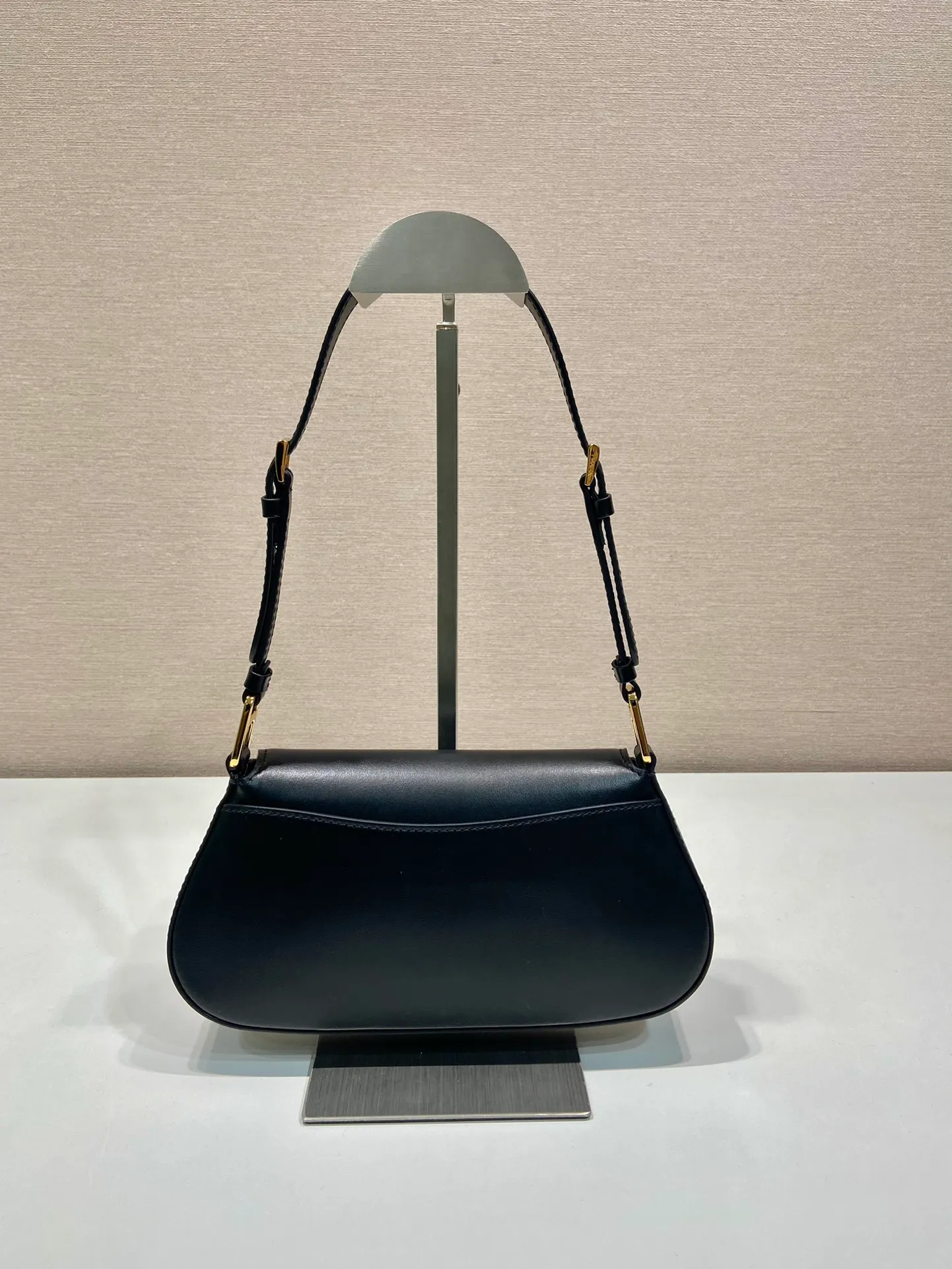 💰1500🎉Plain armpit bag🎉1BD345 plain🎉🎉 The smooth arc design gives this shoulder bag a sophisticated and modern charm. Versatile style, equipped with 2 long and short shoulder straps/adjustable, suitable for use as a handbag or shoulder bag/crossbody. Modern plain calfskin leather is the icing on the cake. Presented in a clamshell silhouette, it combines sophistication with functionality. Another hit that will never go out of style, babies. Hurry up and get it🎉🎉 Length 24x height 11x bottom 4cm🎉🎉🎉👏👏👏