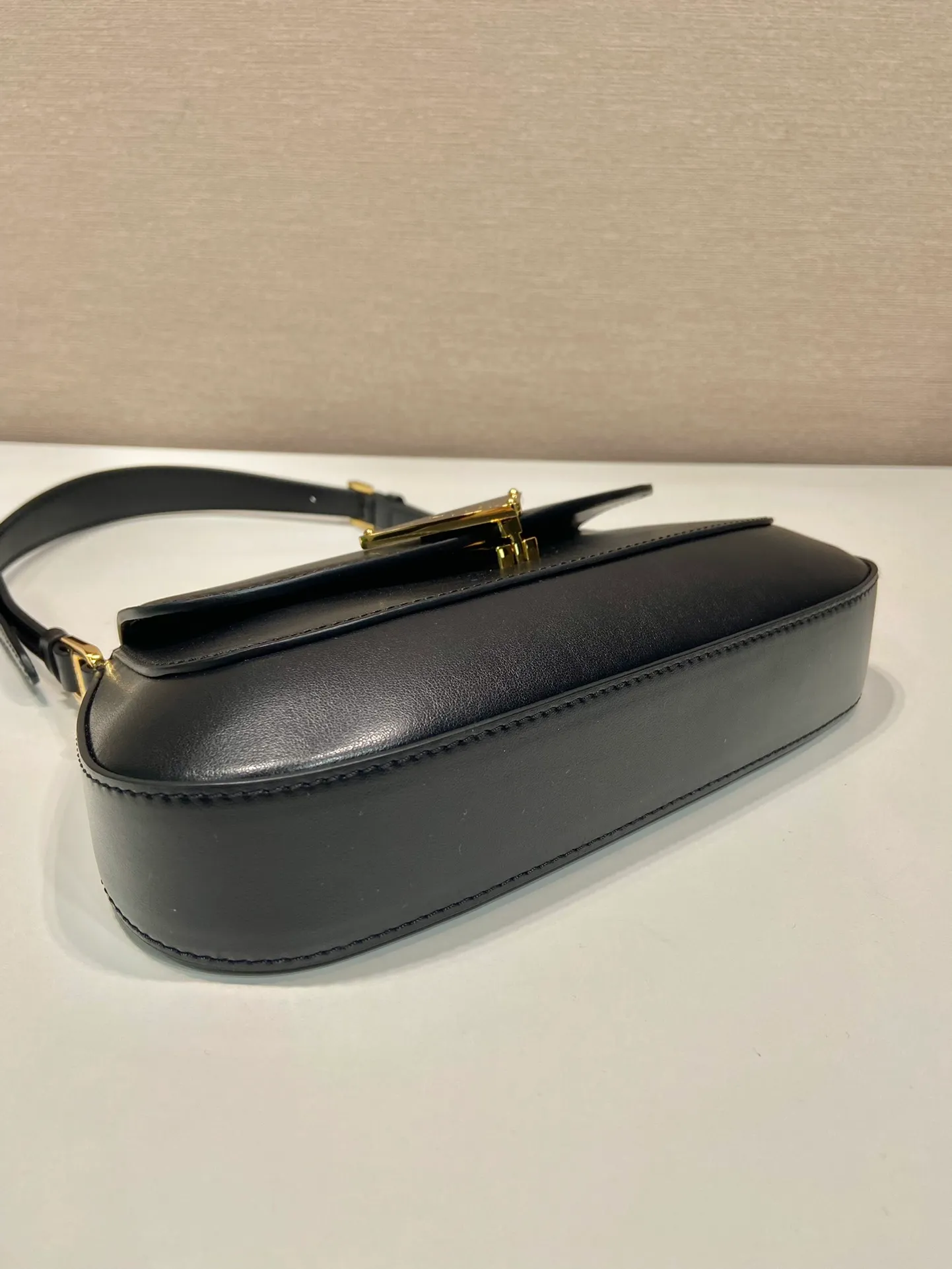💰1500🎉Plain armpit bag🎉1BD345 plain🎉🎉 The smooth arc design gives this shoulder bag a sophisticated and modern charm. Versatile style, equipped with 2 long and short shoulder straps/adjustable, suitable for use as a handbag or shoulder bag/crossbody. Modern plain calfskin leather is the icing on the cake. Presented in a clamshell silhouette, it combines sophistication with functionality. Another hit that will never go out of style, babies. Hurry up and get it🎉🎉 Length 24x height 11x bottom 4cm🎉🎉🎉👏👏👏