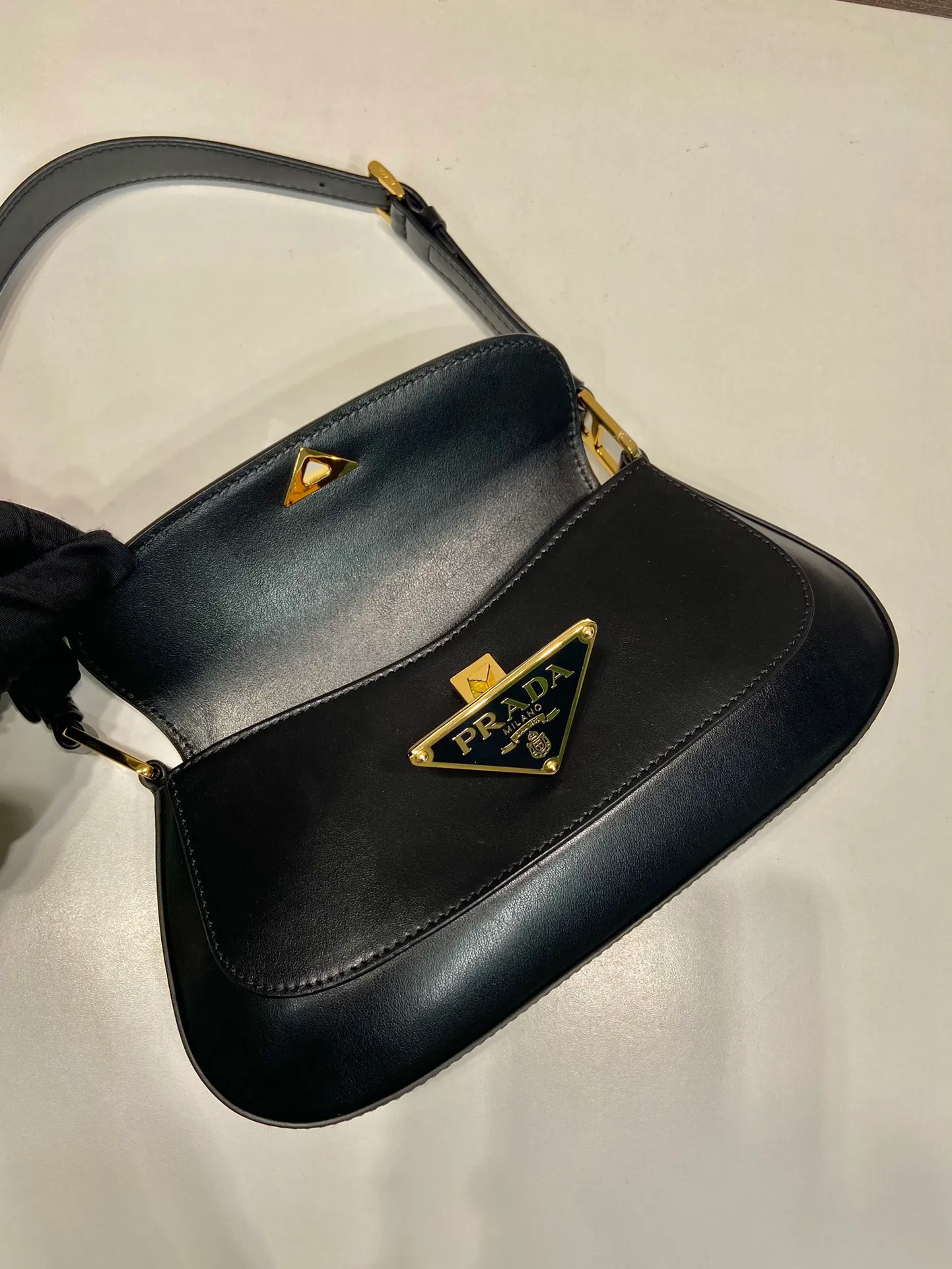 💰1500🎉Plain armpit bag🎉1BD345 plain🎉🎉 The smooth arc design gives this shoulder bag a sophisticated and modern charm. Versatile style, equipped with 2 long and short shoulder straps/adjustable, suitable for use as a handbag or shoulder bag/crossbody. Modern plain calfskin leather is the icing on the cake. Presented in a clamshell silhouette, it combines sophistication with functionality. Another hit that will never go out of style, babies. Hurry up and get it🎉🎉 Length 24x height 11x bottom 4cm🎉🎉🎉👏👏👏
