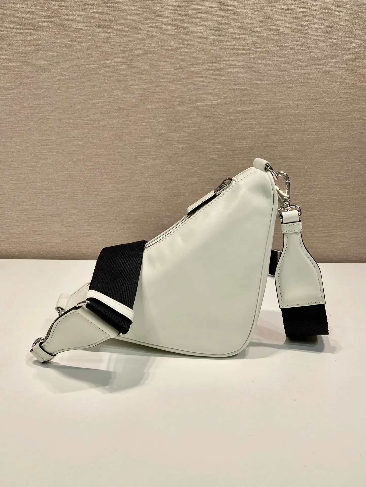 💰1500🎉Upgraded panel triangle bag🎉2VH155 plain texture🎉🎉 This soft leather handbag innovates the brand's iconic geometric shape with rich creativity, deriving a dynamic and versatile design. The bag is embellished with an enameled metal triangle logo and features a detachable nylon and leather shoulder strap for easy carrying in a variety of styles. The capacity is very large and the feel is very soft🎉🎉Universal model for men and women🎉🎉Perfect, hurry up and get it🎉🎉 Length 27x Height 19x Bottom 12cm🎉🎉🎉🍊🍊🍊