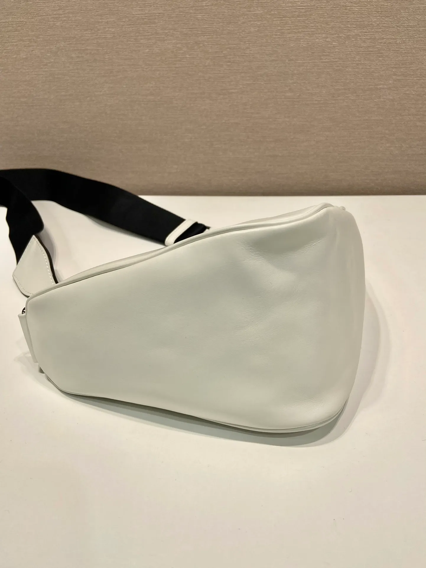 💰1500🎉Upgraded panel triangle bag🎉2VH155 plain texture🎉🎉 This soft leather handbag innovates the brand's iconic geometric shape with rich creativity, deriving a dynamic and versatile design. The bag is embellished with an enameled metal triangle logo and features a detachable nylon and leather shoulder strap for easy carrying in a variety of styles. The capacity is very large and the feel is very soft🎉🎉Universal model for men and women🎉🎉Perfect, hurry up and get it🎉🎉 Length 27x Height 19x Bottom 12cm🎉🎉🎉🍊🍊🍊