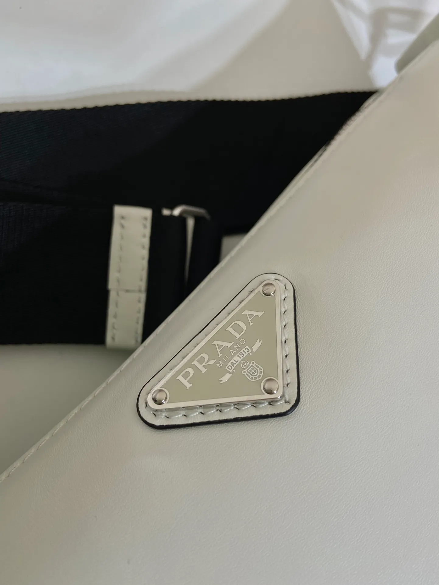 💰1500🎉Upgraded panel triangle bag🎉2VH155 plain texture🎉🎉 This soft leather handbag innovates the brand's iconic geometric shape with rich creativity, deriving a dynamic and versatile design. The bag is embellished with an enameled metal triangle logo and features a detachable nylon and leather shoulder strap for easy carrying in a variety of styles. The capacity is very large and the feel is very soft🎉🎉Universal model for men and women🎉🎉Perfect, hurry up and get it🎉🎉 Length 27x Height 19x Bottom 12cm🎉🎉🎉🍊🍊🍊
