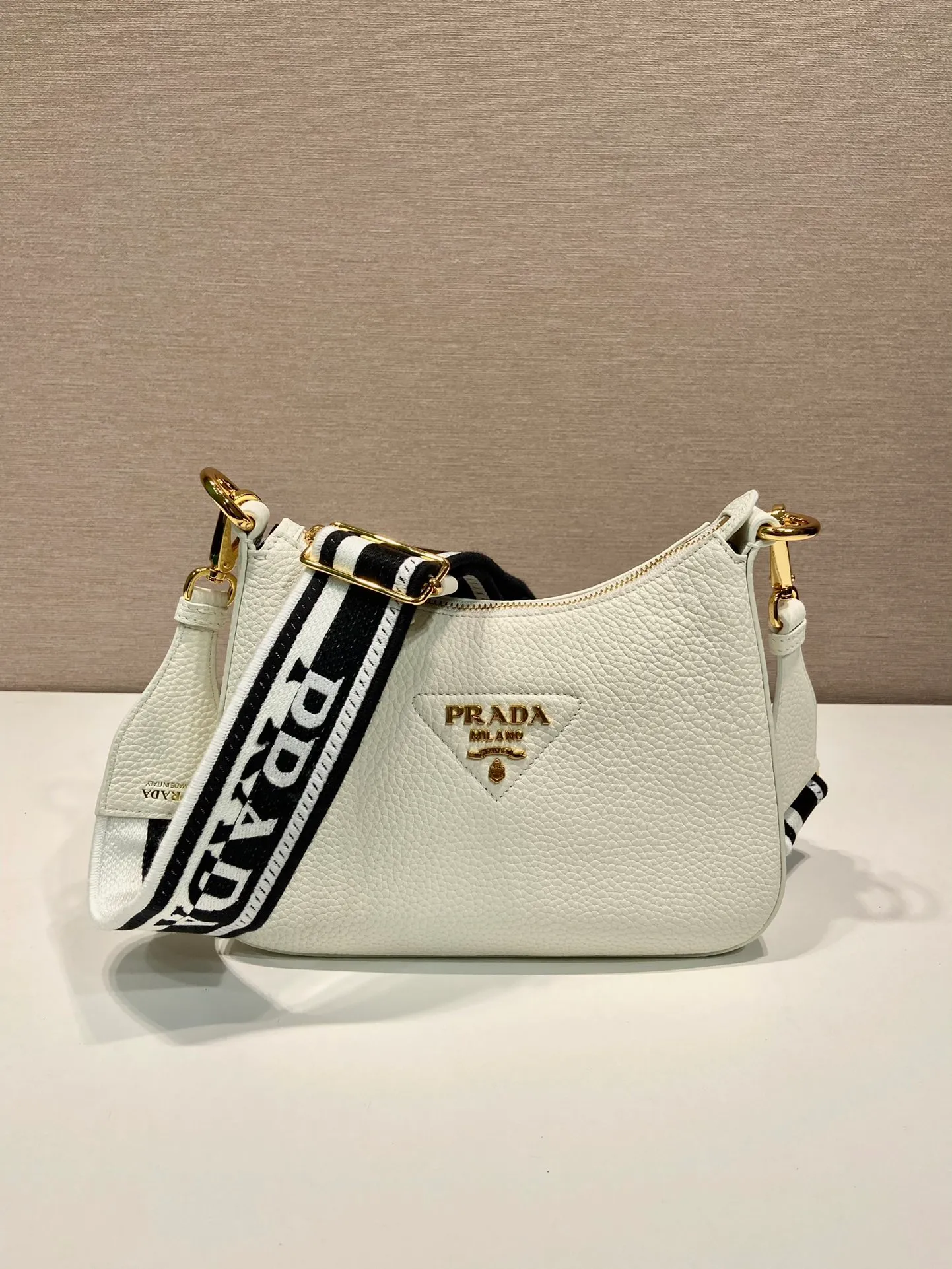 💰1660🎉New model🎉1BH193 small size🎉 This single shoulder strap is made of imported deerskin grain cowhide, with a long fabric shoulder strap and adjustable design. So perfect😘, versatile for mixing and matching for different occasions and different clothes😘, large capacity, super soft feel🎉Hurry up and get it🎉 Length 24x height 18x ​​base 6cm