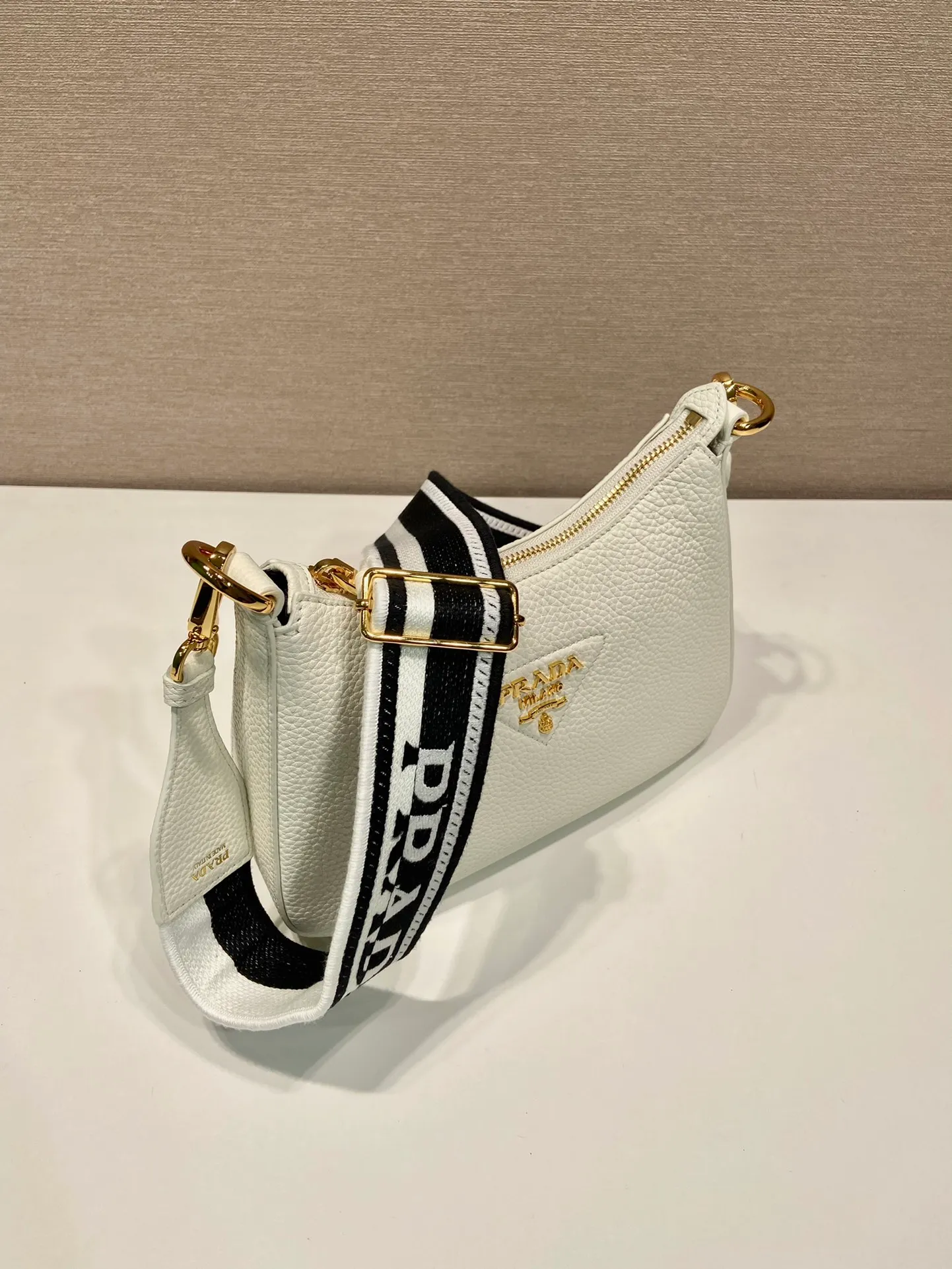 💰1660🎉New model🎉1BH193 small size🎉 This single shoulder strap is made of imported deerskin grain cowhide, with a long fabric shoulder strap and adjustable design. So perfect😘, versatile for mixing and matching for different occasions and different clothes😘, large capacity, super soft feel🎉Hurry up and get it🎉 Length 24x height 18x ​​base 6cm