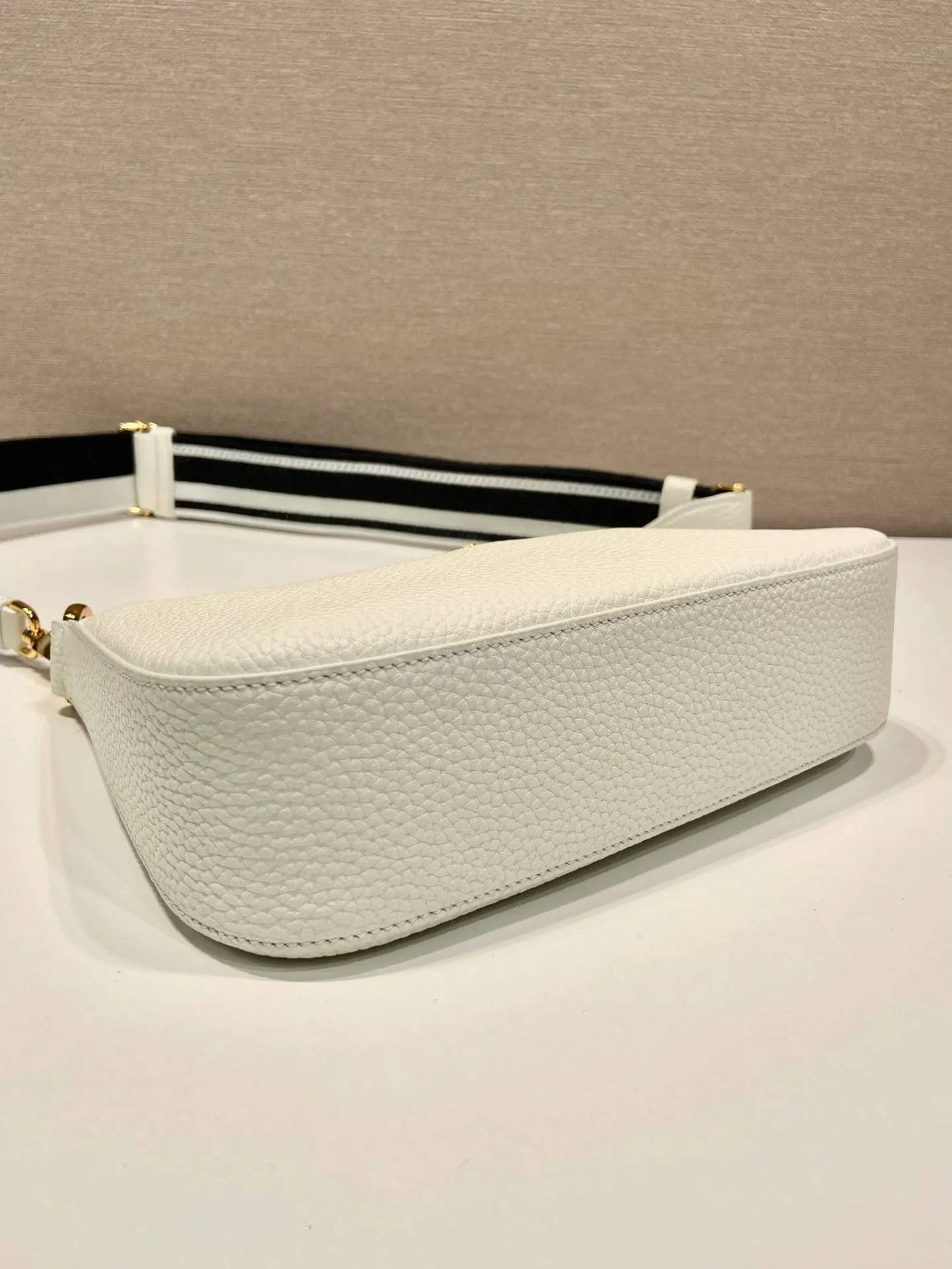 💰1660🎉New model🎉1BH193 small size🎉 This single shoulder strap is made of imported deerskin grain cowhide, with a long fabric shoulder strap and adjustable design. So perfect😘, versatile for mixing and matching for different occasions and different clothes😘, large capacity, super soft feel🎉Hurry up and get it🎉 Length 24x height 18x ​​base 6cm