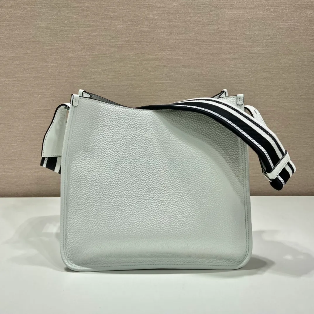 💰1840👏New fabric cross-body bag👏1BC73/large tote bag This leather mini shoulder bag has a simple design. A metallic triangle logo on the front adds signature tone. Equipped with detachable/adjustable logo printed webbing, the upper body effect is very beautiful😘😘highlighting its modern style. High fashion is the main fashion for daily matching. Hurry up and get it, it’s so beautiful👏👏 Length 30xH 28xH 12cm👏👏👏😘😘😘