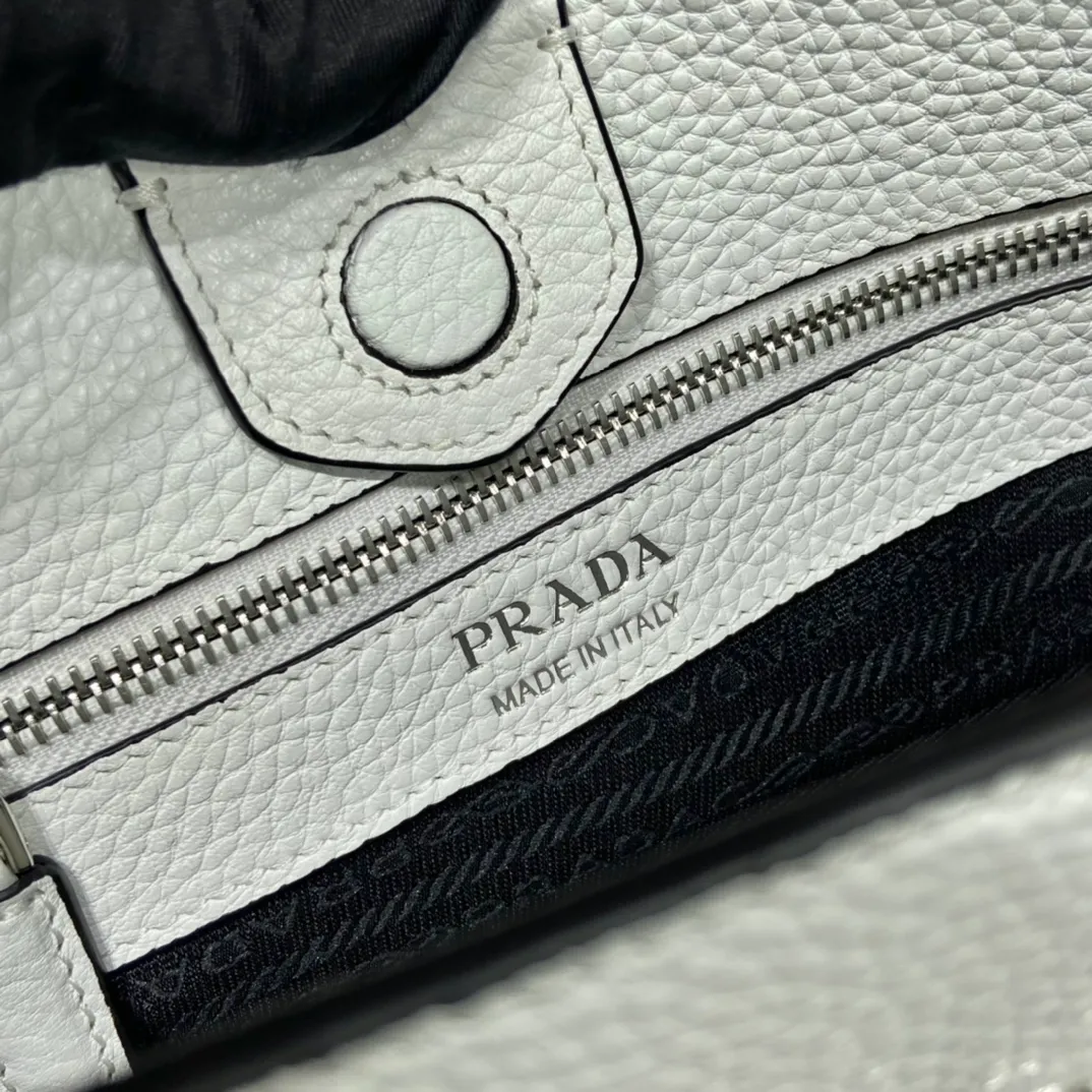 💰1840👏New fabric cross-body bag👏1BC73/large tote bag This leather mini shoulder bag has a simple design. A metallic triangle logo on the front adds signature tone. Equipped with detachable/adjustable logo printed webbing, the upper body effect is very beautiful😘😘highlighting its modern style. High fashion is the main fashion for daily matching. Hurry up and get it, it’s so beautiful👏👏 Length 30xH 28xH 12cm👏👏👏😘😘😘