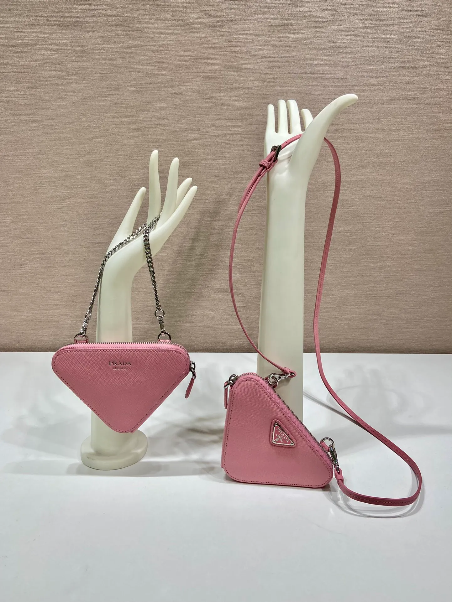 💰920🎉 Twin triangle bag 🎉 1NR015 new product 😘 This 2-in-1 twin bag has a very unique design and can be disassembled into 2 bags 🎉🎉, it’s perfect 🎉🎉, one can be carried by hand and the other can be worn as a crossbody. It can also be combined😘😘Another hot new product🎉 If you like babies, hurry up and get it🎉🎉 Length 15x height 10x bottom 5cm🎉🎉🎉👏👏👏