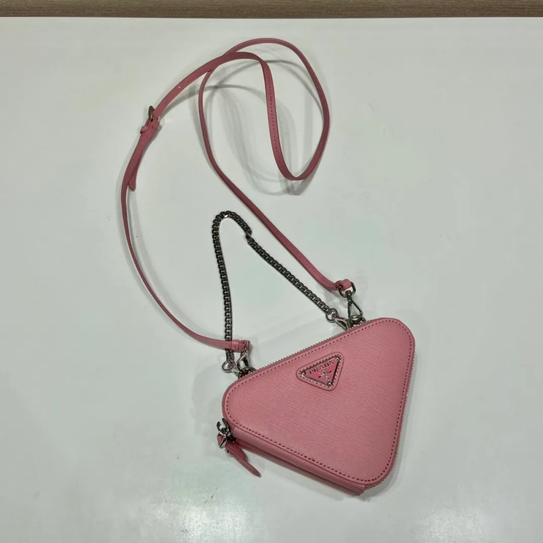 💰920🎉 Twin triangle bag 🎉 1NR015 new product 😘 This 2-in-1 twin bag has a very unique design and can be disassembled into 2 bags 🎉🎉, it’s perfect 🎉🎉, one can be carried by hand and the other can be worn as a crossbody. It can also be combined😘😘Another hot new product🎉 If you like babies, hurry up and get it🎉🎉 Length 15x height 10x bottom 5cm🎉🎉🎉👏👏👏