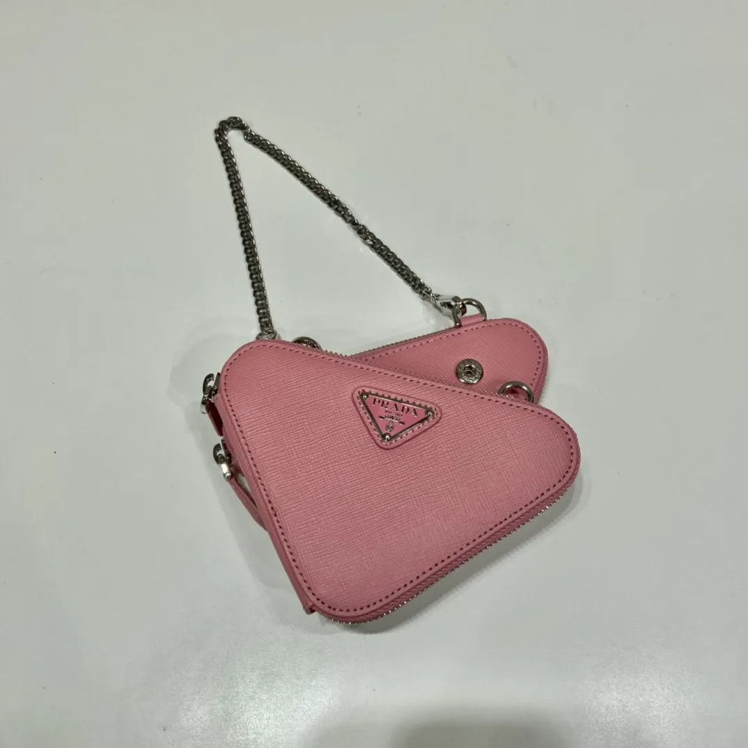 💰920🎉 Twin triangle bag 🎉 1NR015 new product 😘 This 2-in-1 twin bag has a very unique design and can be disassembled into 2 bags 🎉🎉, it’s perfect 🎉🎉, one can be carried by hand and the other can be worn as a crossbody. It can also be combined😘😘Another hot new product🎉 If you like babies, hurry up and get it🎉🎉 Length 15x height 10x bottom 5cm🎉🎉🎉👏👏👏