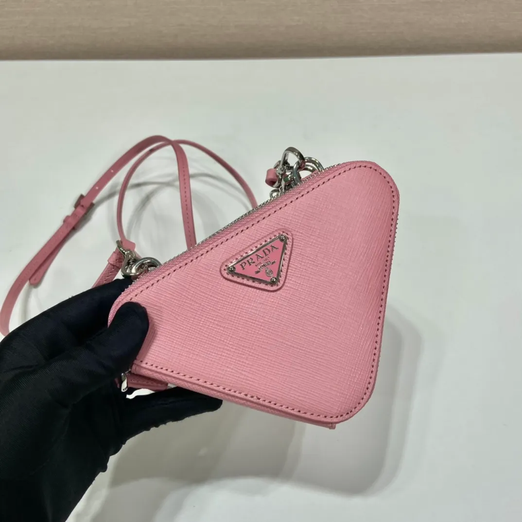 💰920🎉 Twin triangle bag 🎉 1NR015 new product 😘 This 2-in-1 twin bag has a very unique design and can be disassembled into 2 bags 🎉🎉, it’s perfect 🎉🎉, one can be carried by hand and the other can be worn as a crossbody. It can also be combined😘😘Another hot new product🎉 If you like babies, hurry up and get it🎉🎉 Length 15x height 10x bottom 5cm🎉🎉🎉👏👏👏
