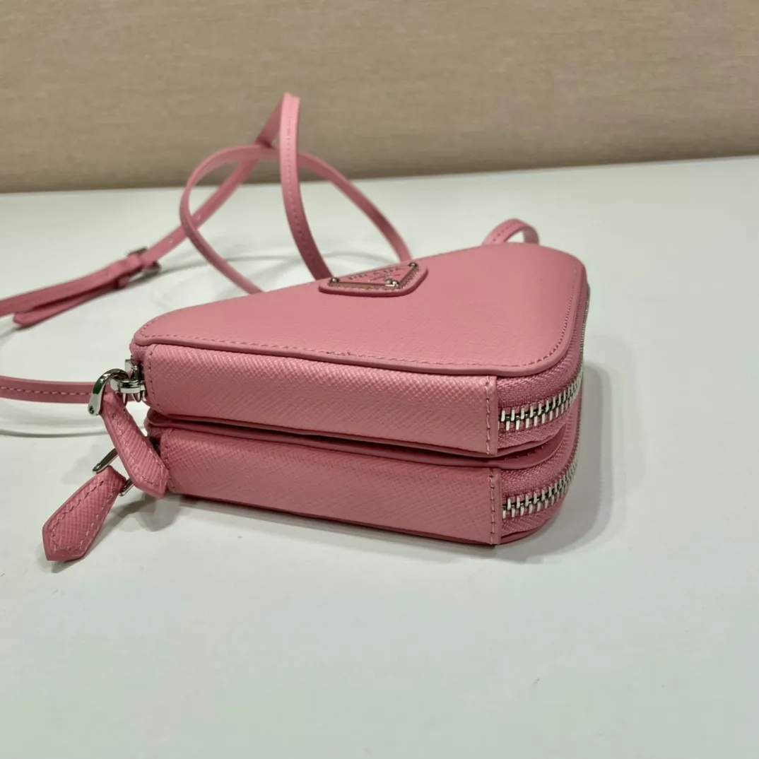 💰920🎉 Twin triangle bag 🎉 1NR015 new product 😘 This 2-in-1 twin bag has a very unique design and can be disassembled into 2 bags 🎉🎉, it’s perfect 🎉🎉, one can be carried by hand and the other can be worn as a crossbody. It can also be combined😘😘Another hot new product🎉 If you like babies, hurry up and get it🎉🎉 Length 15x height 10x bottom 5cm🎉🎉🎉👏👏👏