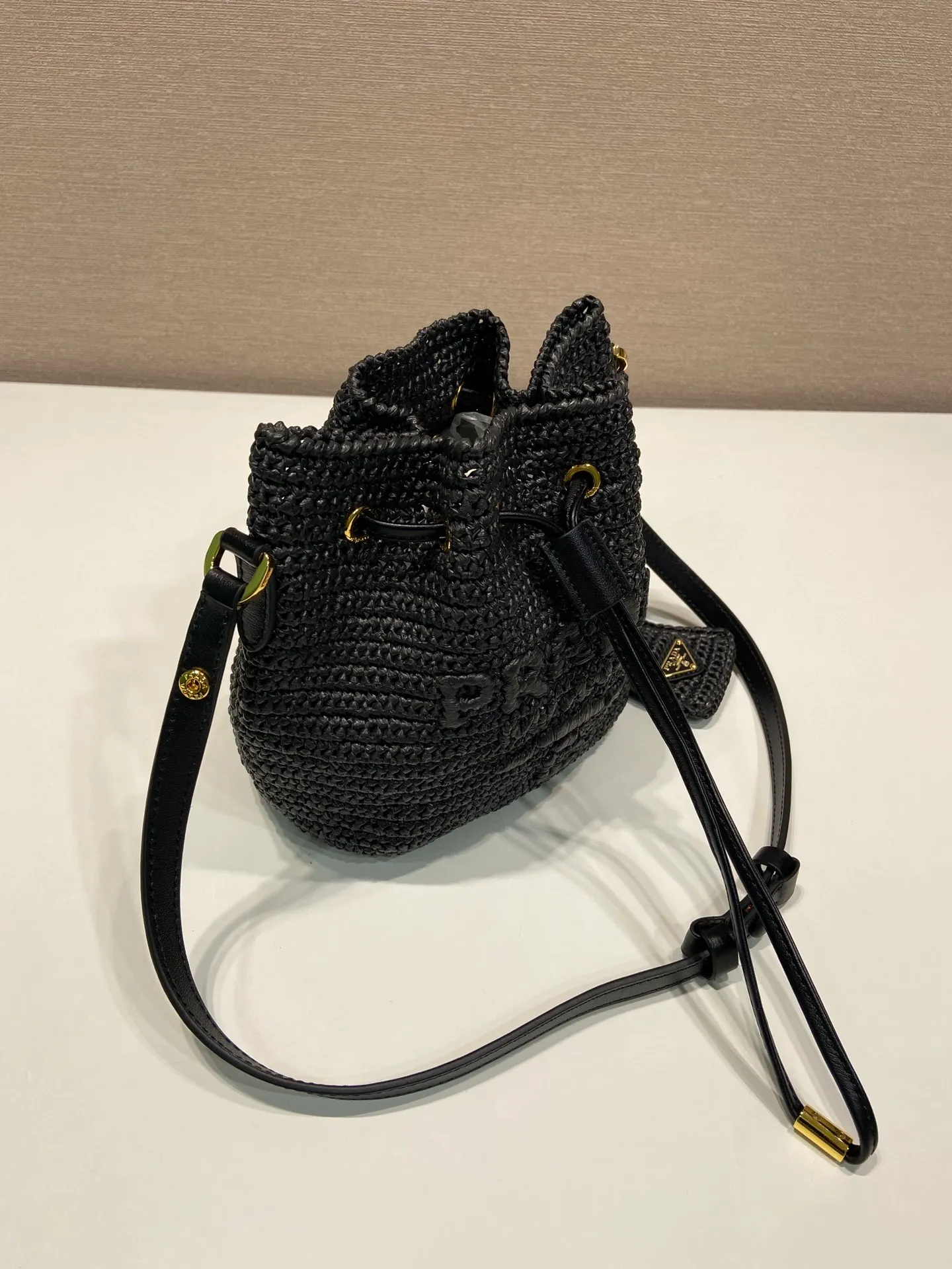 💰1300🎉Straw Bucket Bag🎉1BE068🎉🎉 This hand-woven bucket bag has a great design🎉Three-dimensional hand-woven font, equipped with 2 long/short shoulder straps, interchangeable. The complex handwork looks very elegant/fashionable, the capacity is large, the upper body effect is very good, the return rate is 100%😀A must-have for summer🎉Hurry up and get it🎉🎉 Length 16x Height 19x Bottom 9cm🎉🎉🎉👏👏👏
