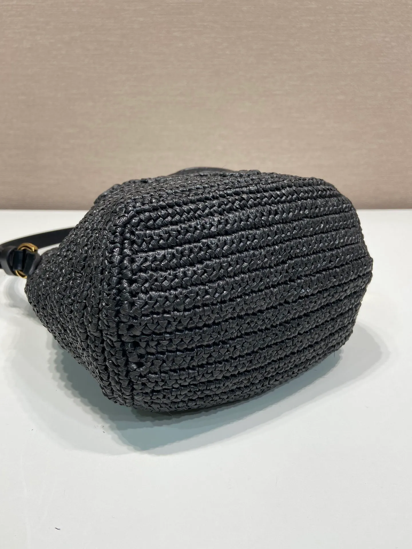 💰1300🎉Straw Bucket Bag🎉1BE068🎉🎉 This hand-woven bucket bag has a great design🎉Three-dimensional hand-woven font, equipped with 2 long/short shoulder straps, interchangeable. The complex handwork looks very elegant/fashionable, the capacity is large, the upper body effect is very good, the return rate is 100%😀A must-have for summer🎉Hurry up and get it🎉🎉 Length 16x Height 19x Bottom 9cm🎉🎉🎉👏👏👏