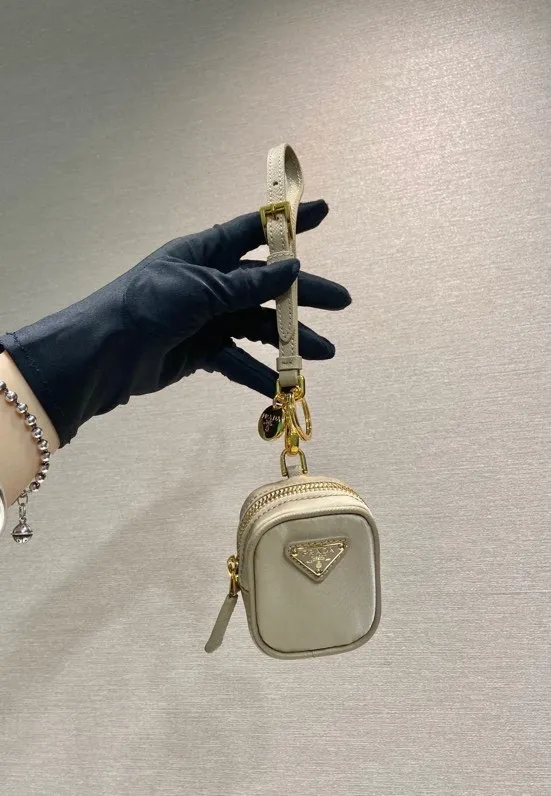 💰360🎉Mini small bag🎉1TT200 new product🎉🎉 This mini pouch is versatile in style and made of Re-Nylon. It cleverly combines practical regenerated nylon, a detachable leather wrist strap and gold-plated hardware. It can be hung on bags and waist bags for decoration. Cards/car keys🔑/lipstick💄/are all no problem. Babies, the pouch you have been longing for has arrived👏👏 Length 7.5x Height 6x Bottom 2.5cm👏👏👏🎉🎉🎉