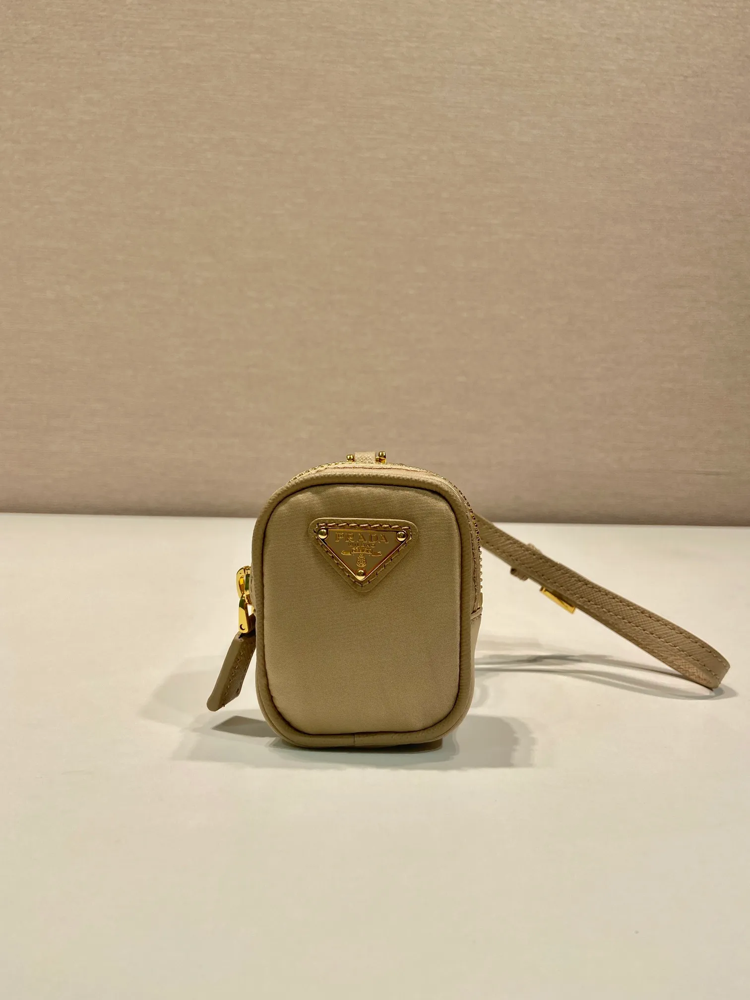 💰360🎉Mini small bag🎉1TT200 new product🎉🎉 This mini pouch is versatile in style and made of Re-Nylon. It cleverly combines practical regenerated nylon, a detachable leather wrist strap and gold-plated hardware. It can be hung on bags and waist bags for decoration. Cards/car keys🔑/lipstick💄/are all no problem. Babies, the pouch you have been longing for has arrived👏👏 Length 7.5x Height 6x Bottom 2.5cm👏👏👏🎉🎉🎉